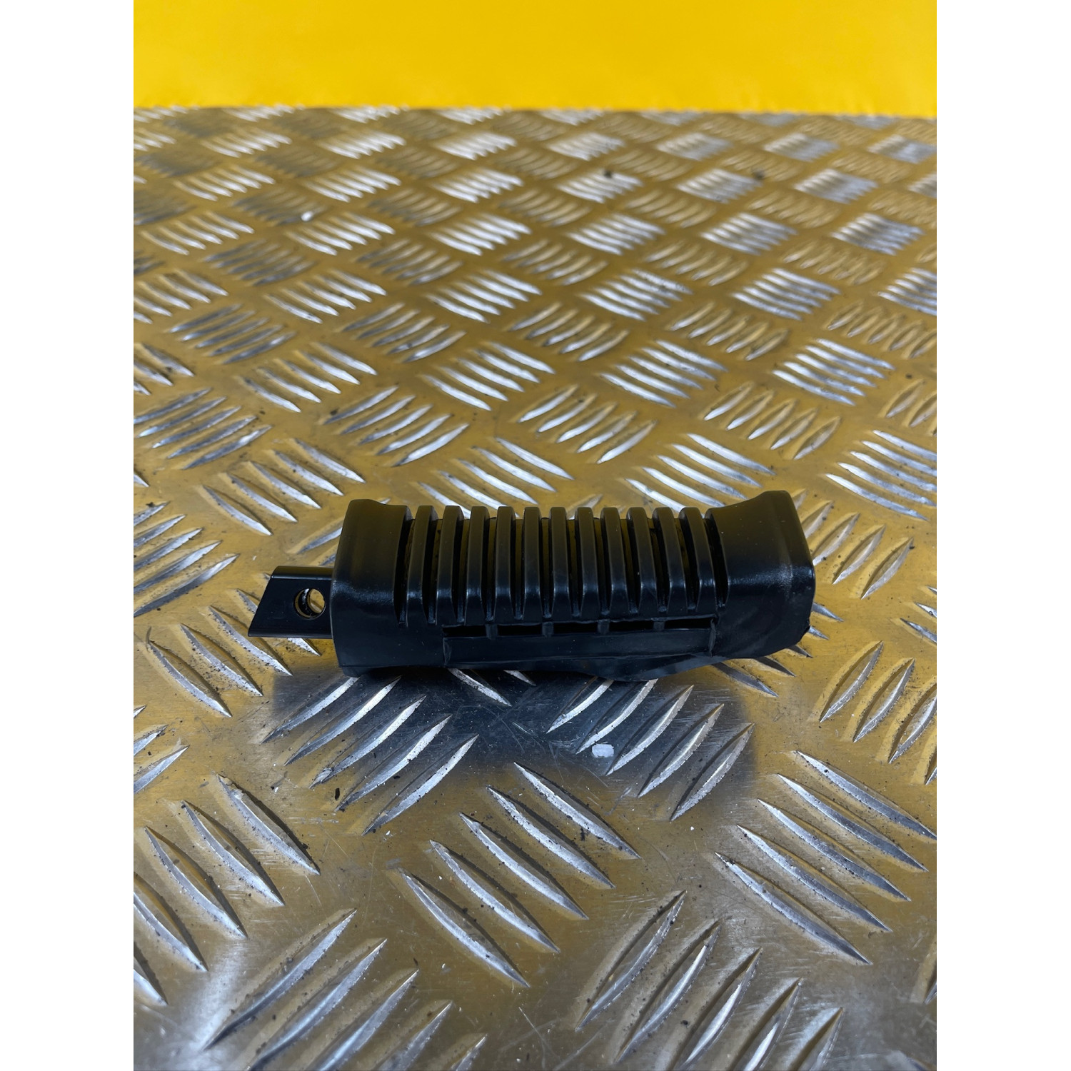 Platine repose pieds avant droite pour SUZUKI GSE 500 43700-12B01