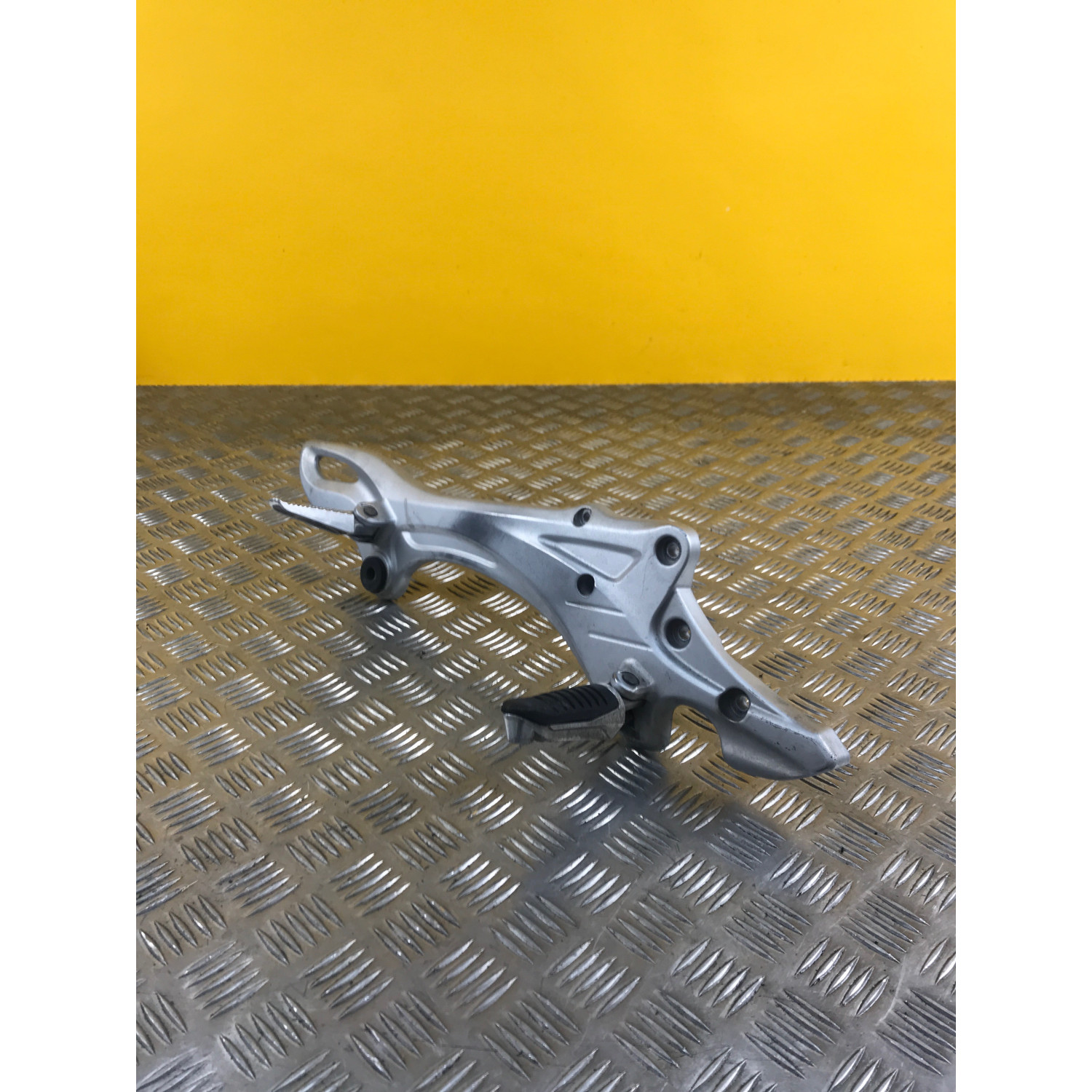 Platine repose pieds avant droite pour SUZUKI GLADIUS 650 2010