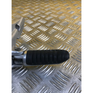 Platine repose pieds avant droite pour SUZUKI GLADIUS 650 2010