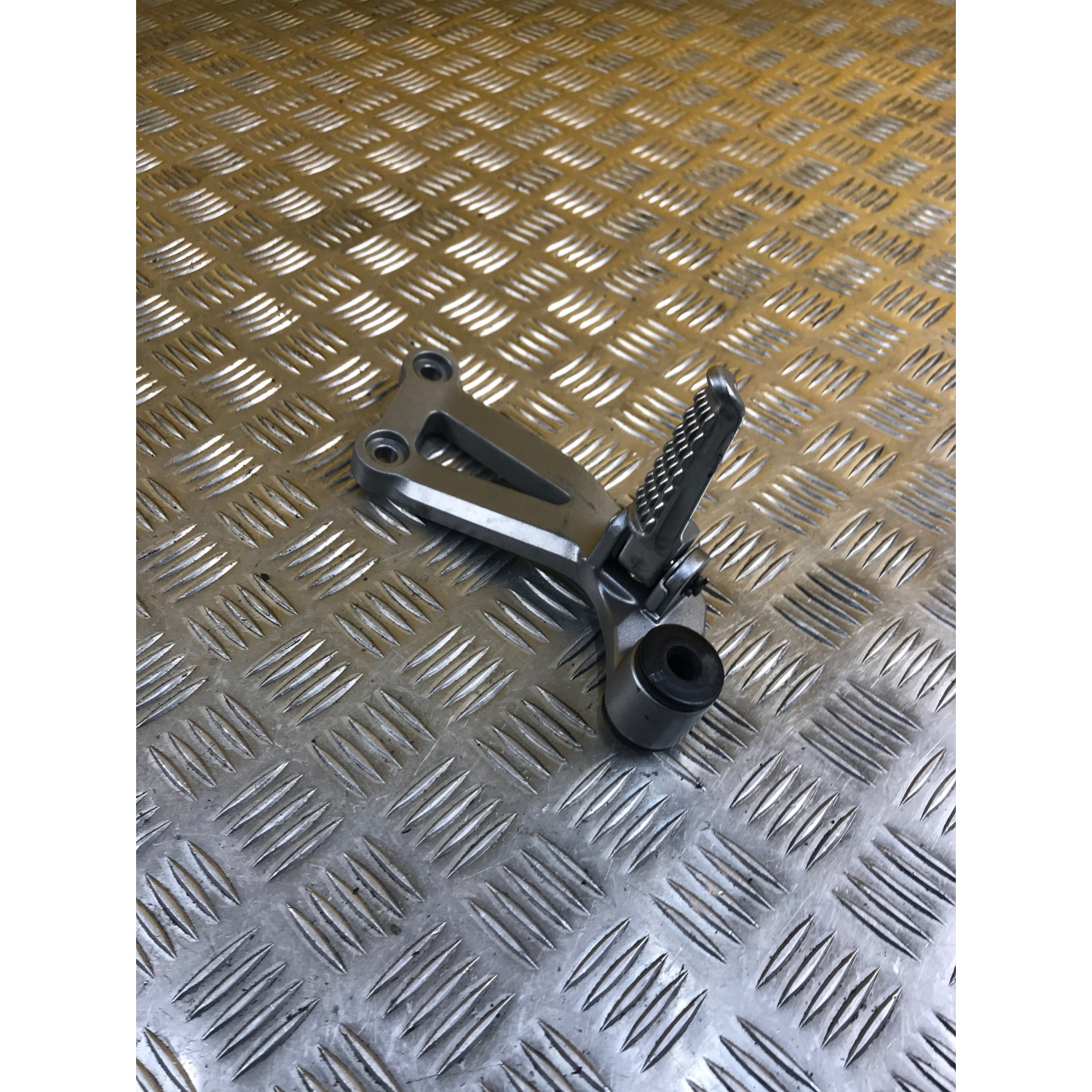 Platine repose pieds arrière droite pour KAWASAKI Z 750 2006