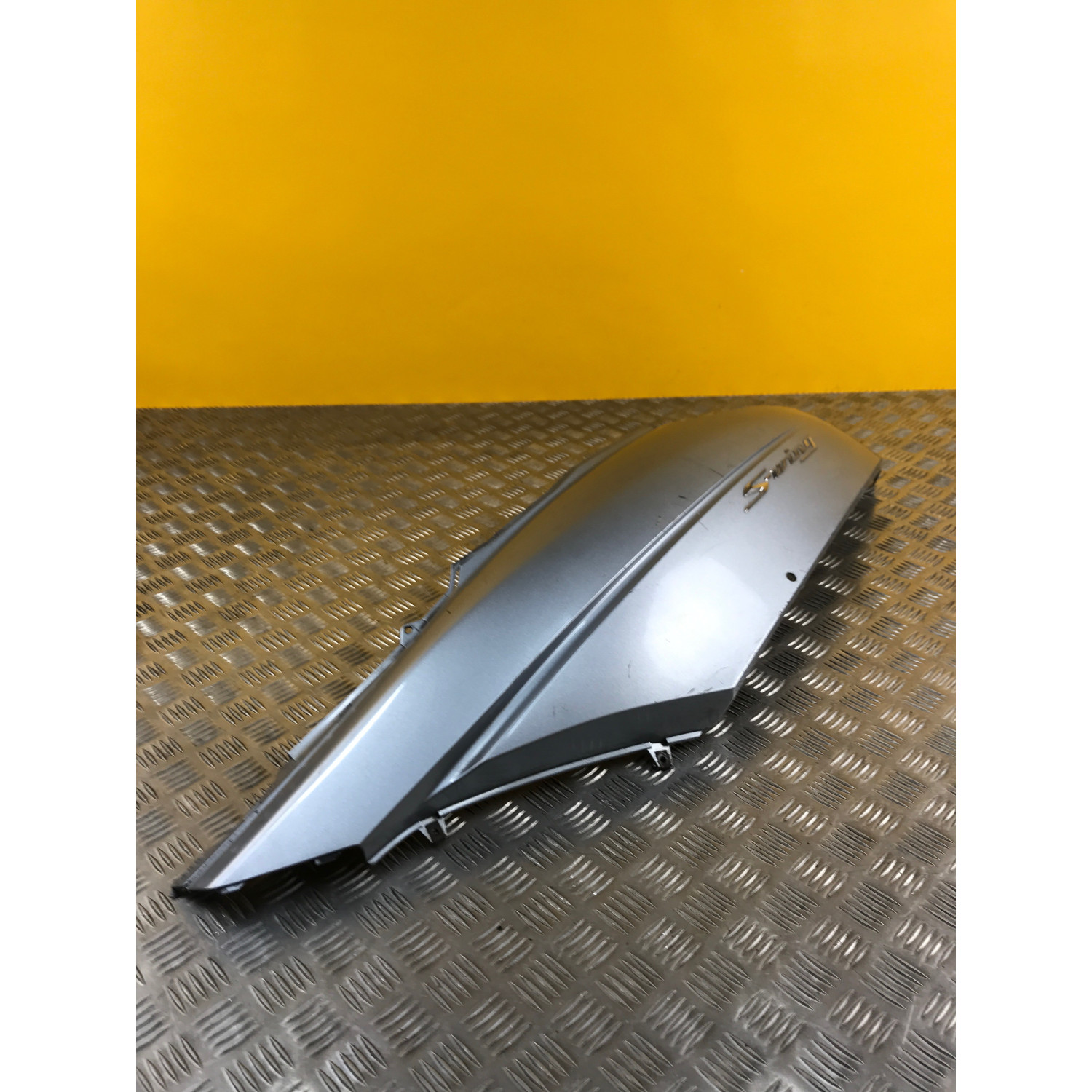 Demi coque arrière gauche pour HONDA S-wing 125 2008 83501-KRJ-7900