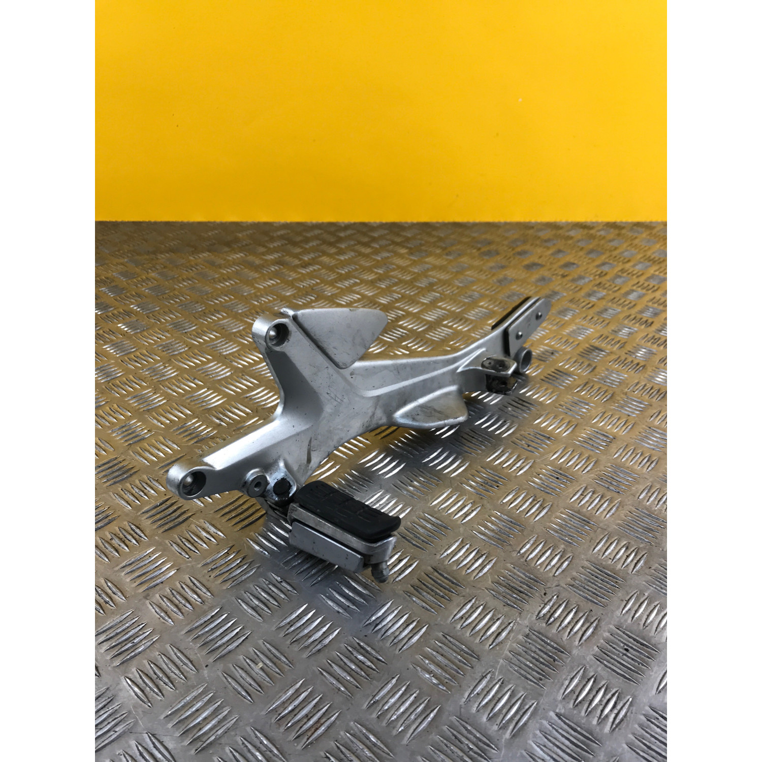 Platine repose pieds avant gauche pour HONDA CBF 600 S 2005