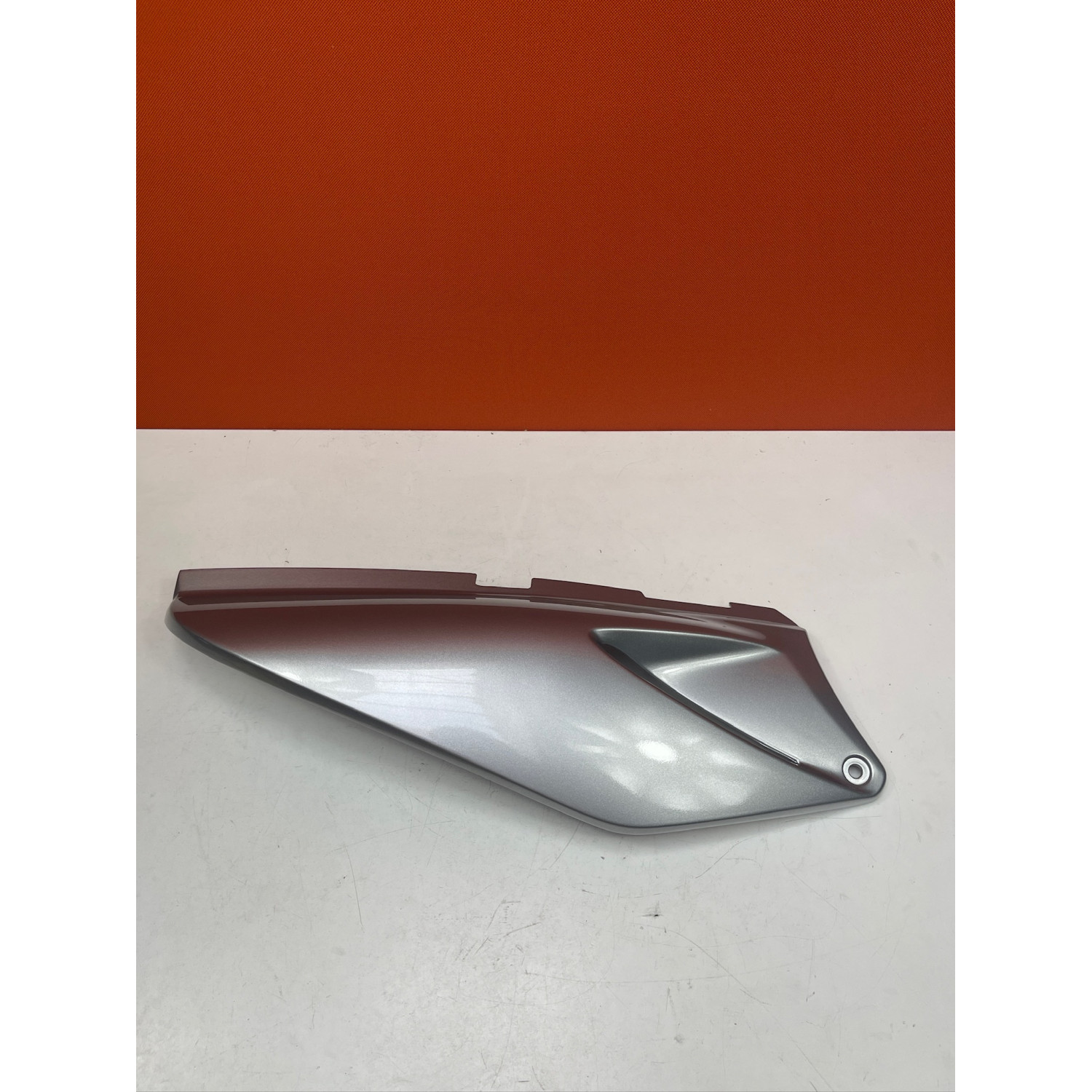 Cache latéral arrière sous selle droit pour HONDA VARADERO 125 83500-KPC6400ZK