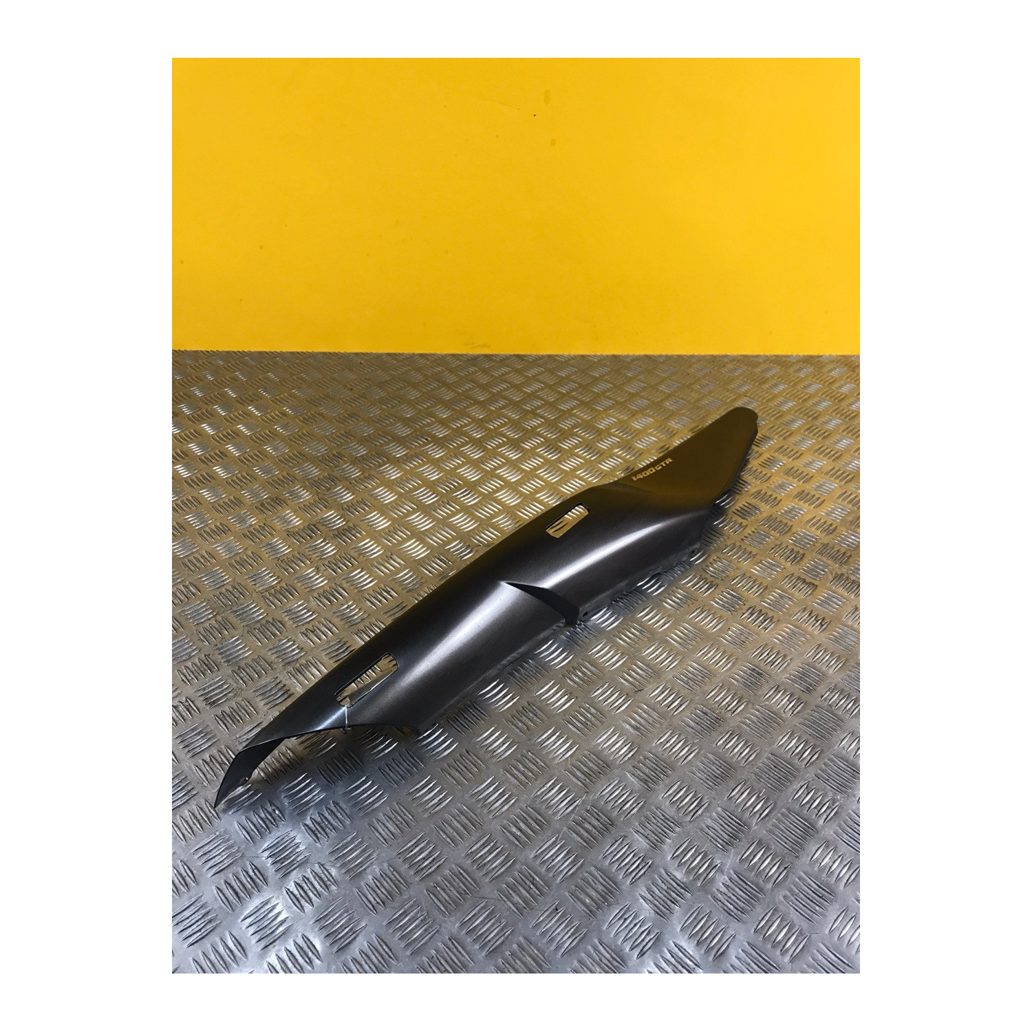 Cache latéral arrière sous selle droit pour KAWASAKI GTR 1400 2010