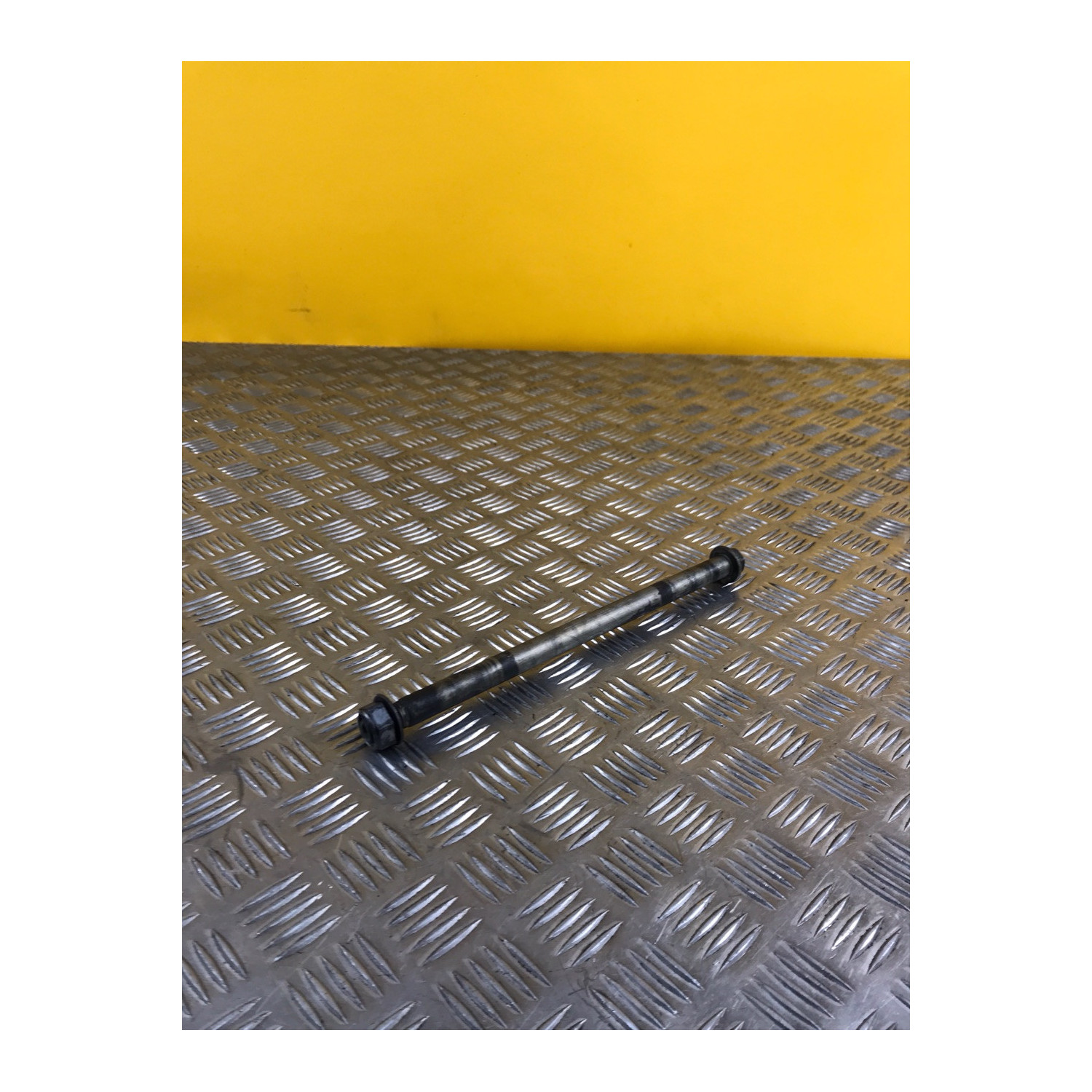 Axe de roue arrière pour TRIUMPH BONNEVILLE T100 2012