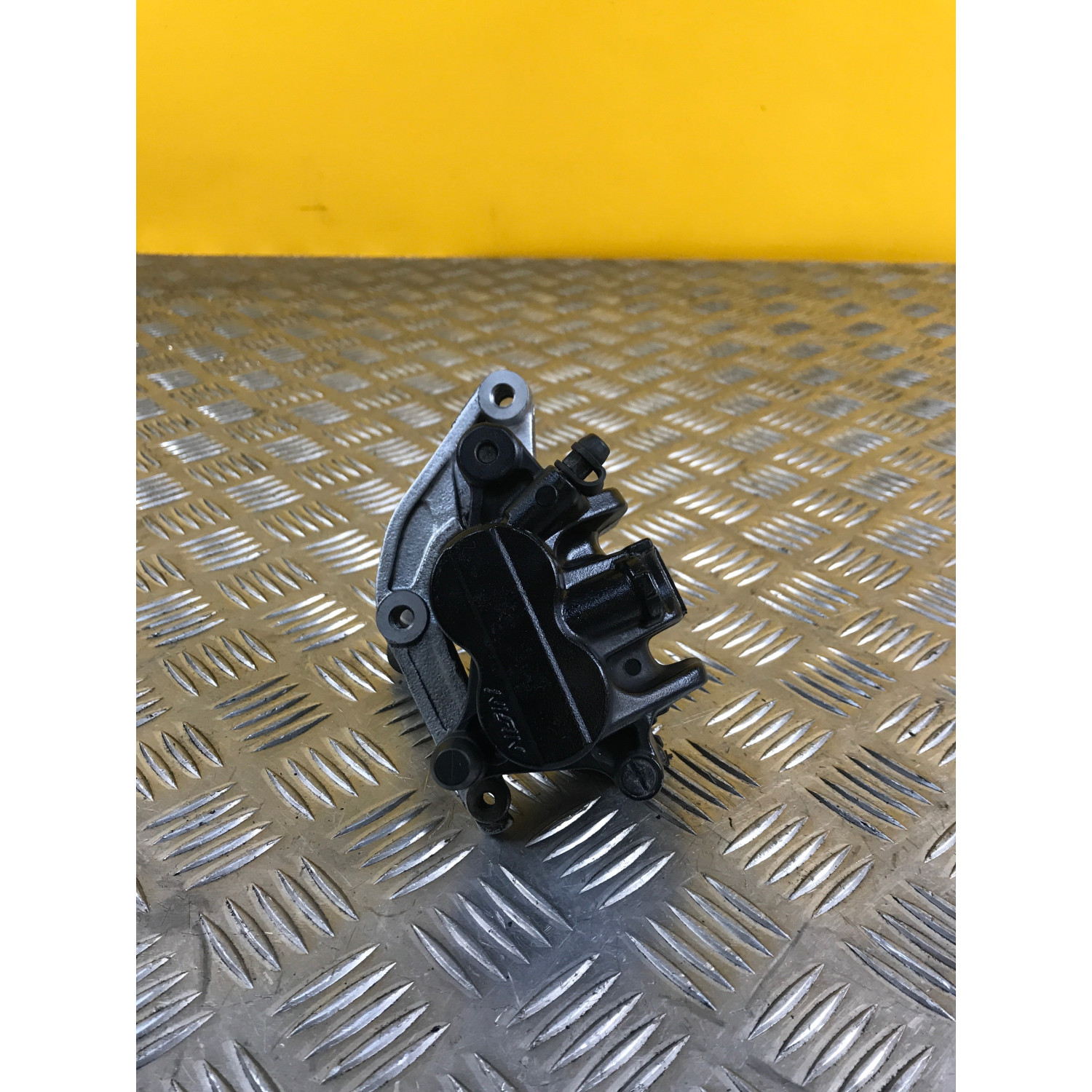 étriers de frein avant gauche pour TRIUMPH BONNEVILLE T100 2012