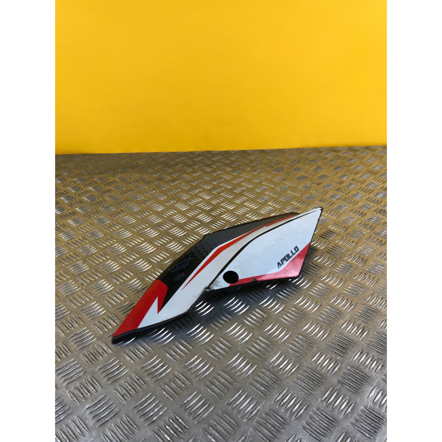 Cache latéral arrière sous selle gauche pour APOLLO 250 DMZ 2024