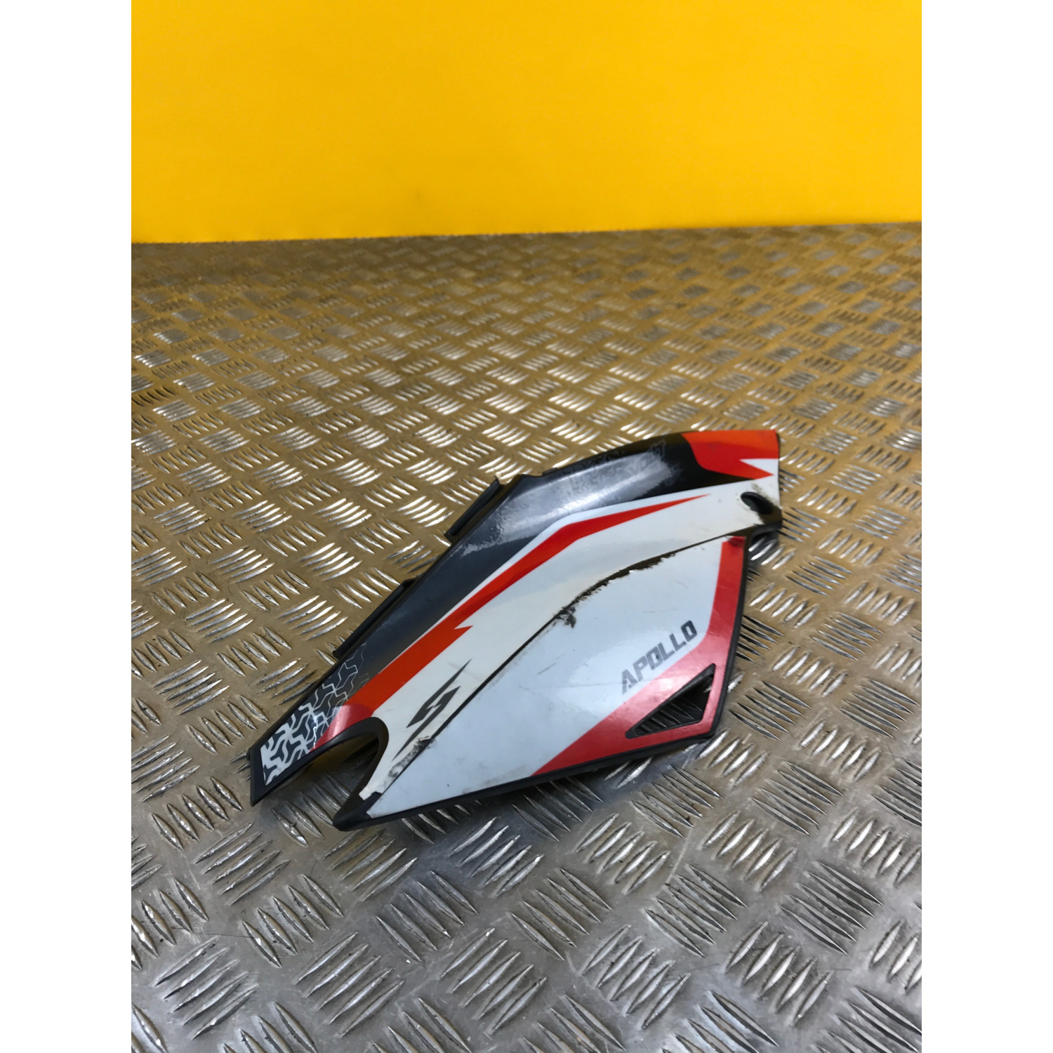 Cache latéral arrière sous selle droit pour APOLLO 250 DMZ 2024