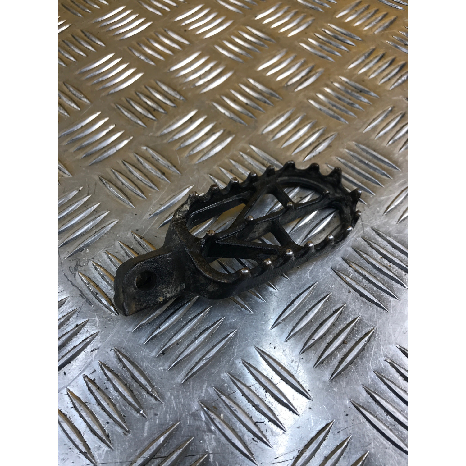 Repose pied gauche pour APOLLO 250 DMZ 2024