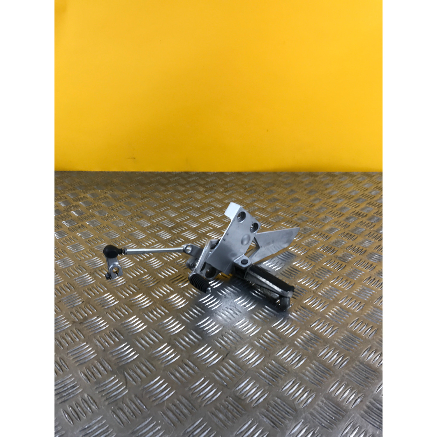 Platine repose pieds avant gauche pour YAMAHA FJR 1300 2004