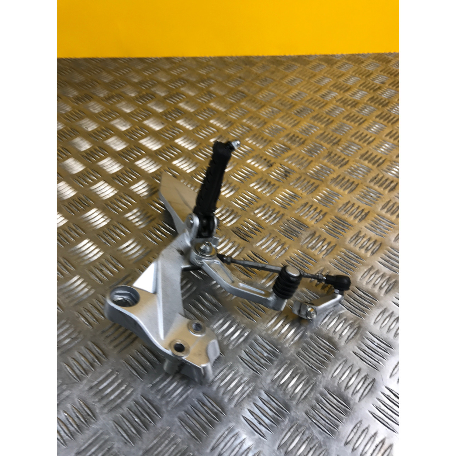 Platine repose pieds avant droite pour KTM DUKE 390 2016