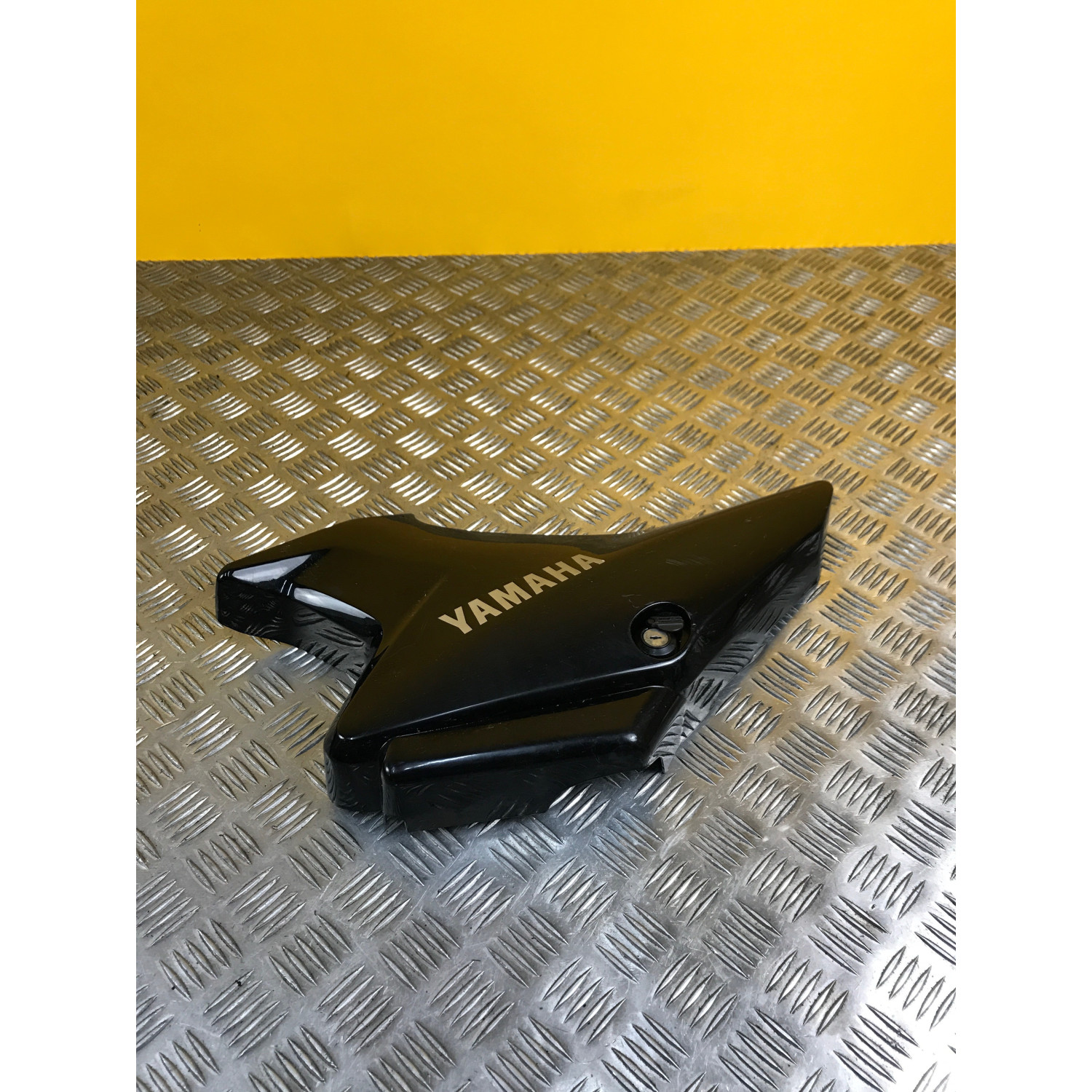 Cache latéral arrière sous selle gauche pour YAMAHA YBR 125 2014