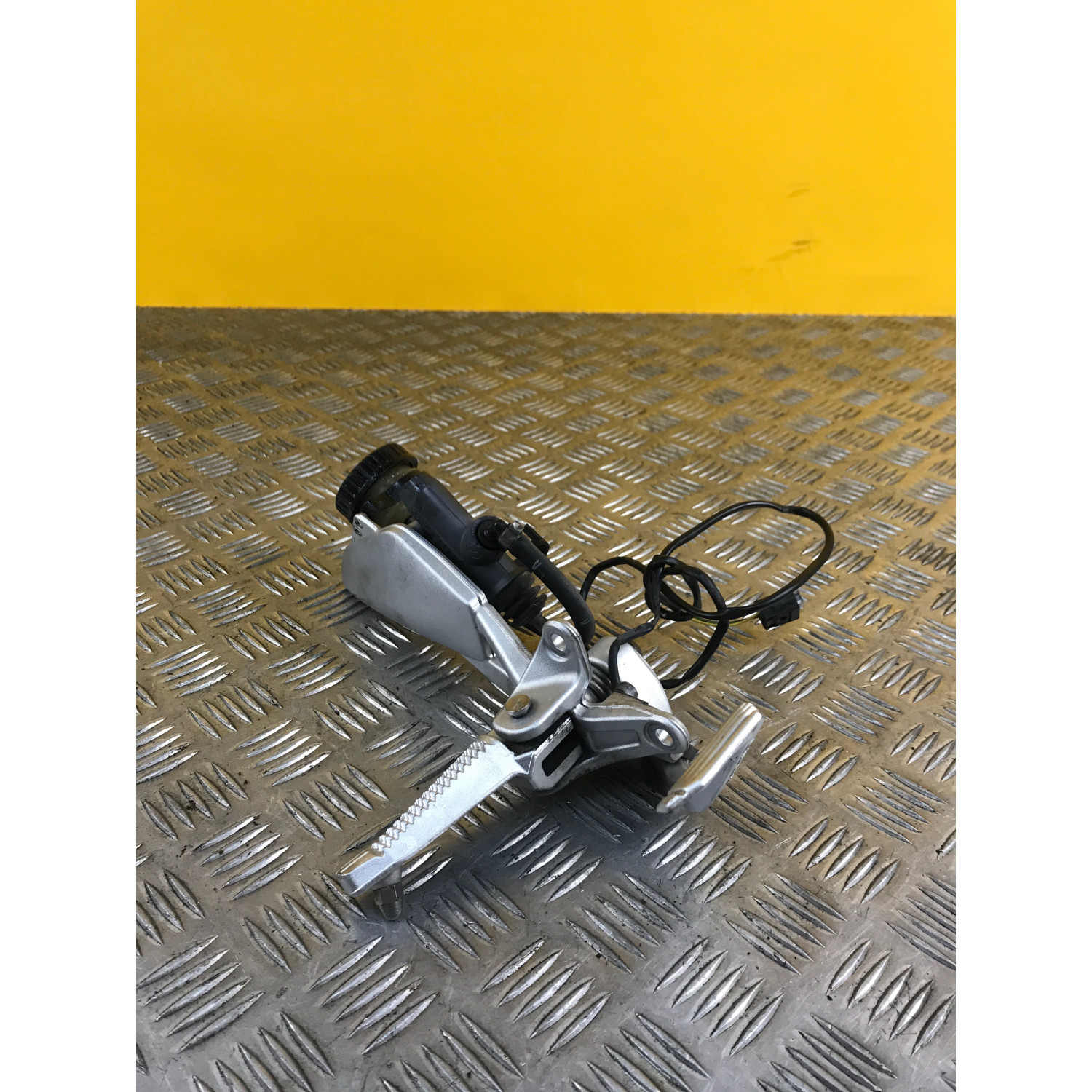 Platine repose pieds avant droite pour BMW K 1200 S 2005