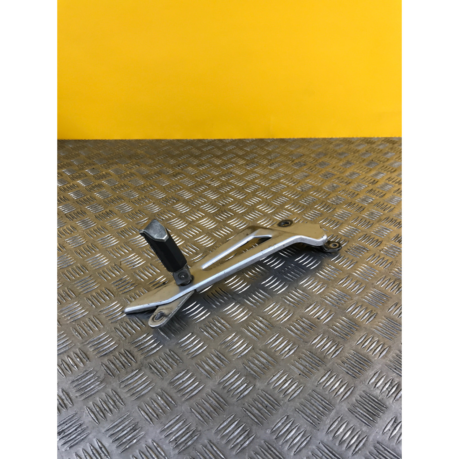Platine repose pieds arrière droite pour YAMAHA YBR 125 2014