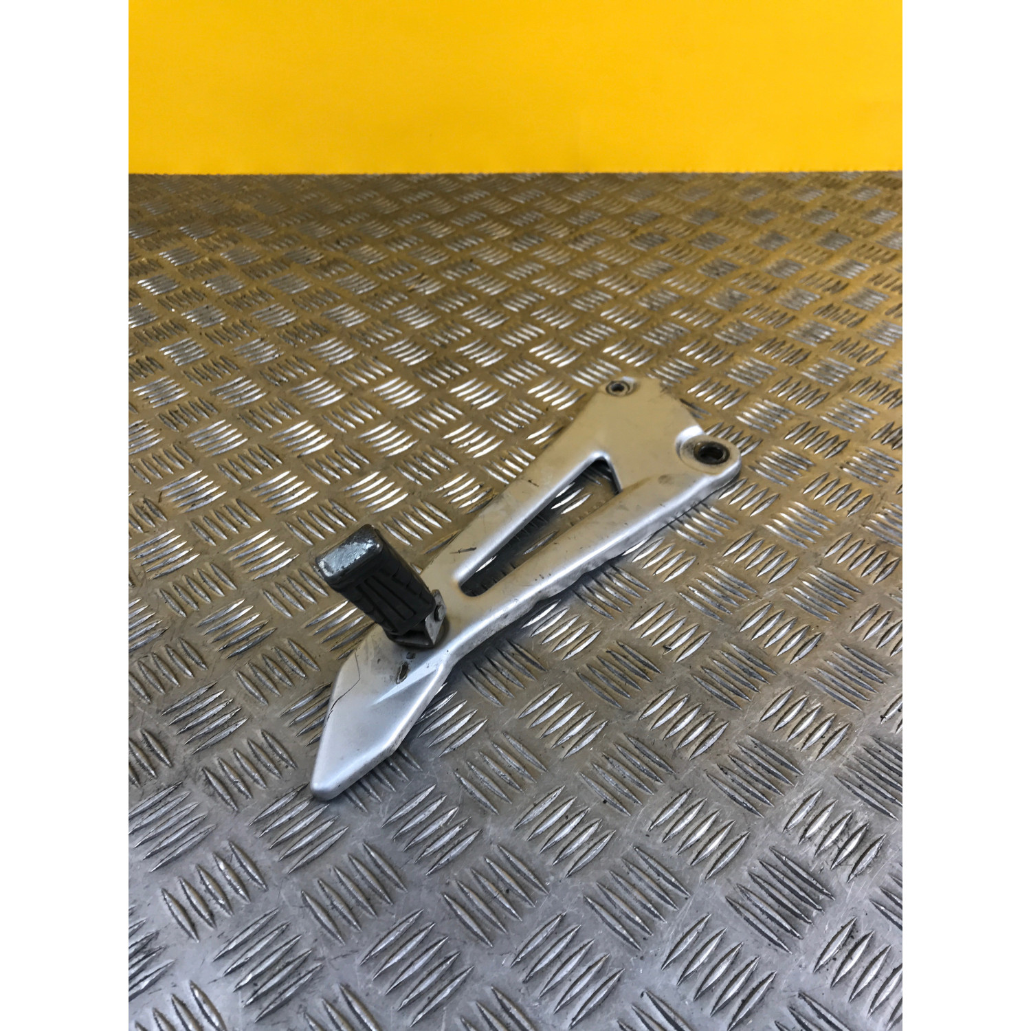 Platine repose pieds arrière gauche pour YAMAHA YBR 125 2014