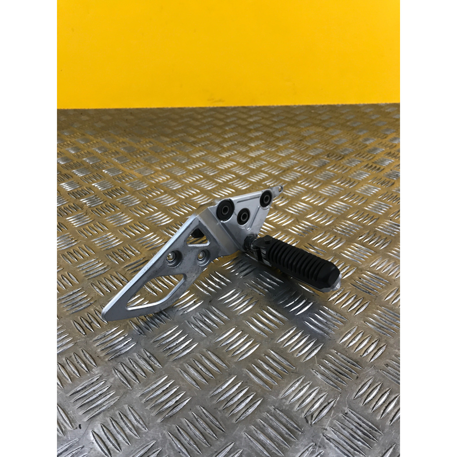 Platine repose pieds avant droite pour SUZUKI BANDIT 650 2007