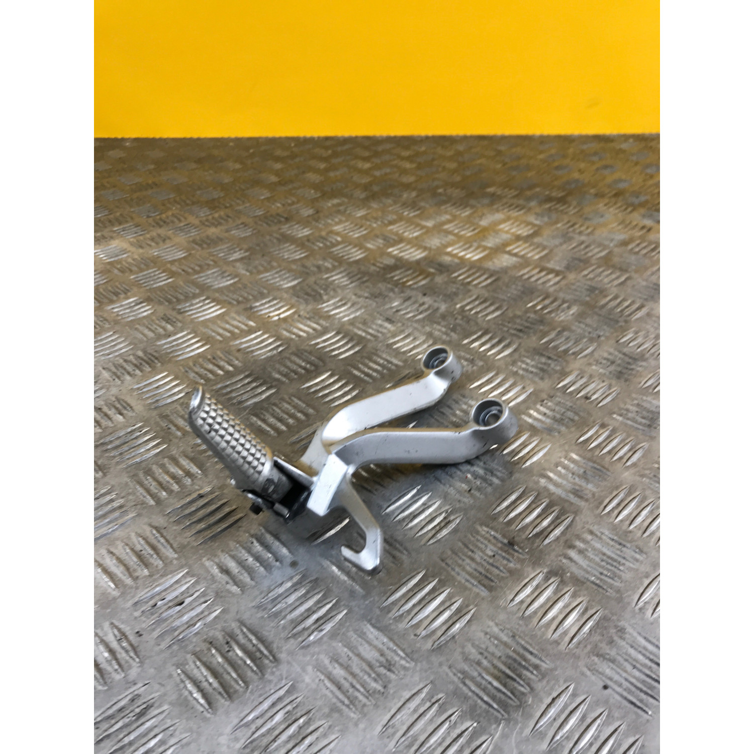 Platine repose pieds arrière gauche pour SUZUKI GSXR 1000 2003