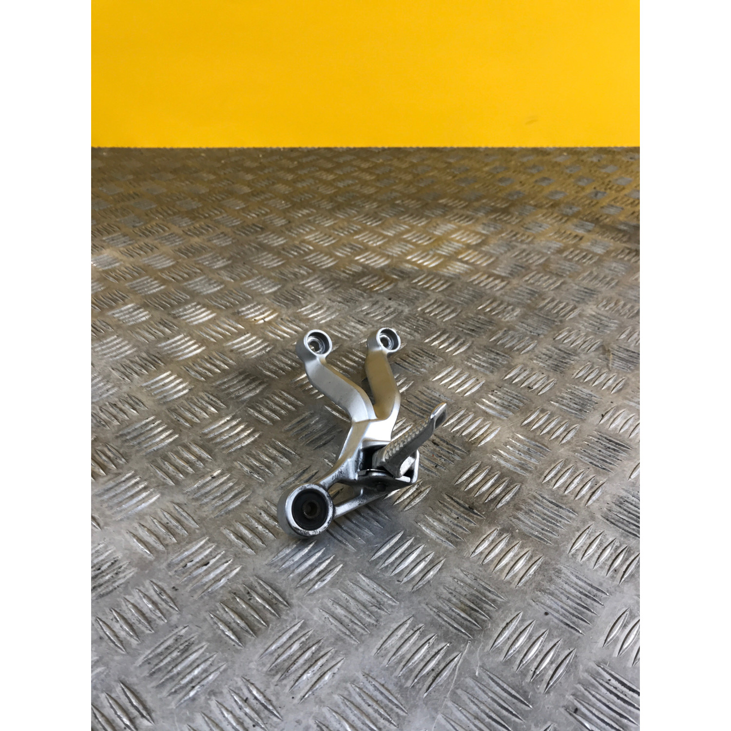 Platine repose pieds arrière droite pour SUZUKI GSXR 1000 2003