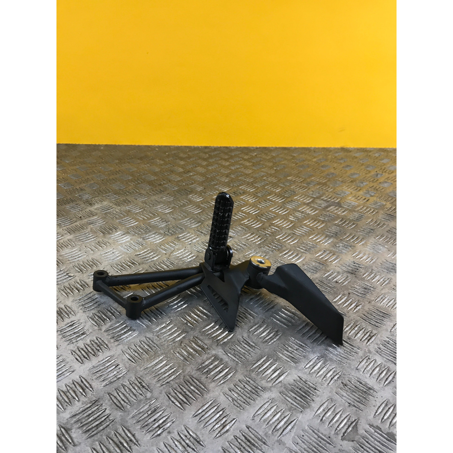 Platine repose pieds arrière droite pour KAWASAKI Z 125 2021