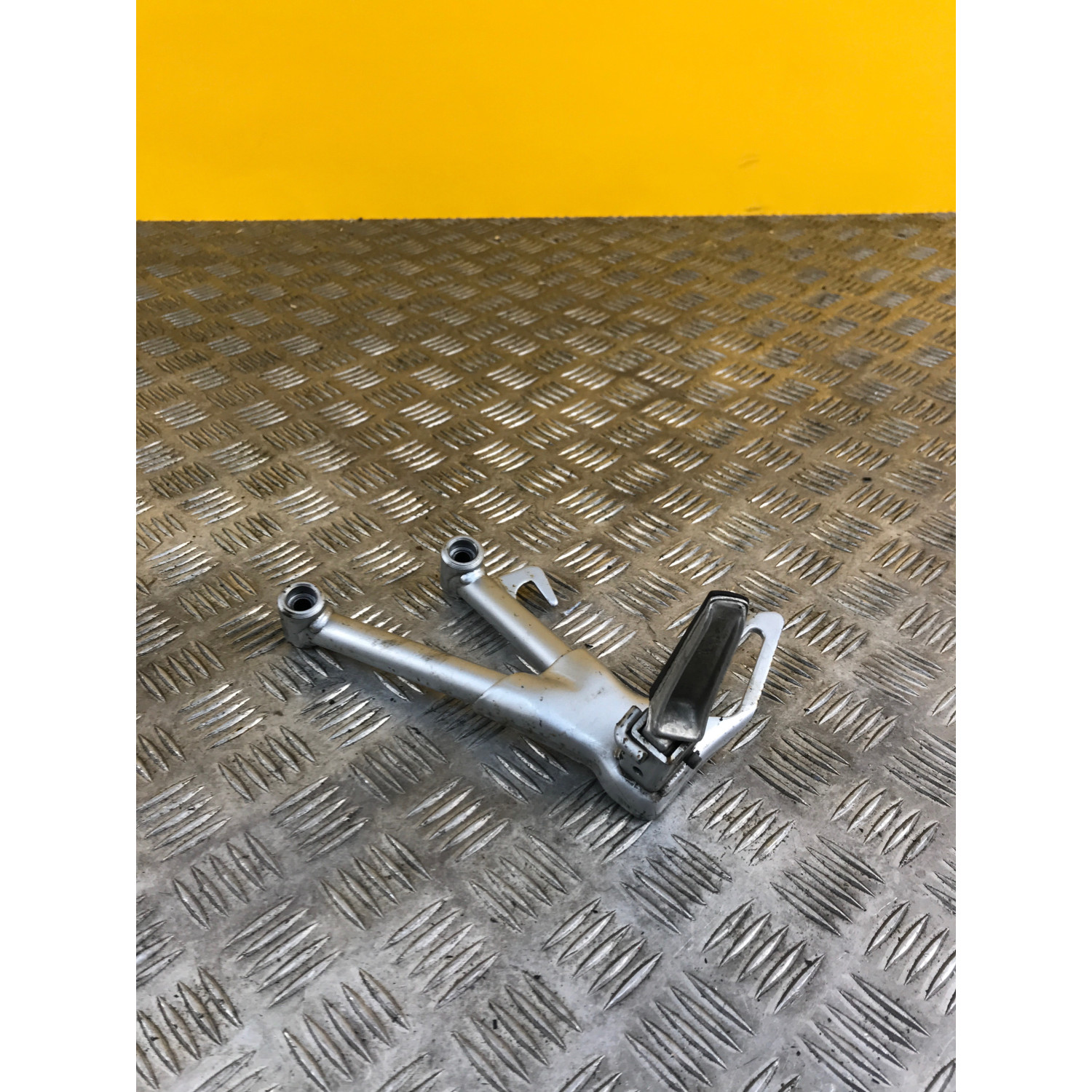 Platine repose pieds arrière gauche pour SUZUKI BANDIT 650 2005