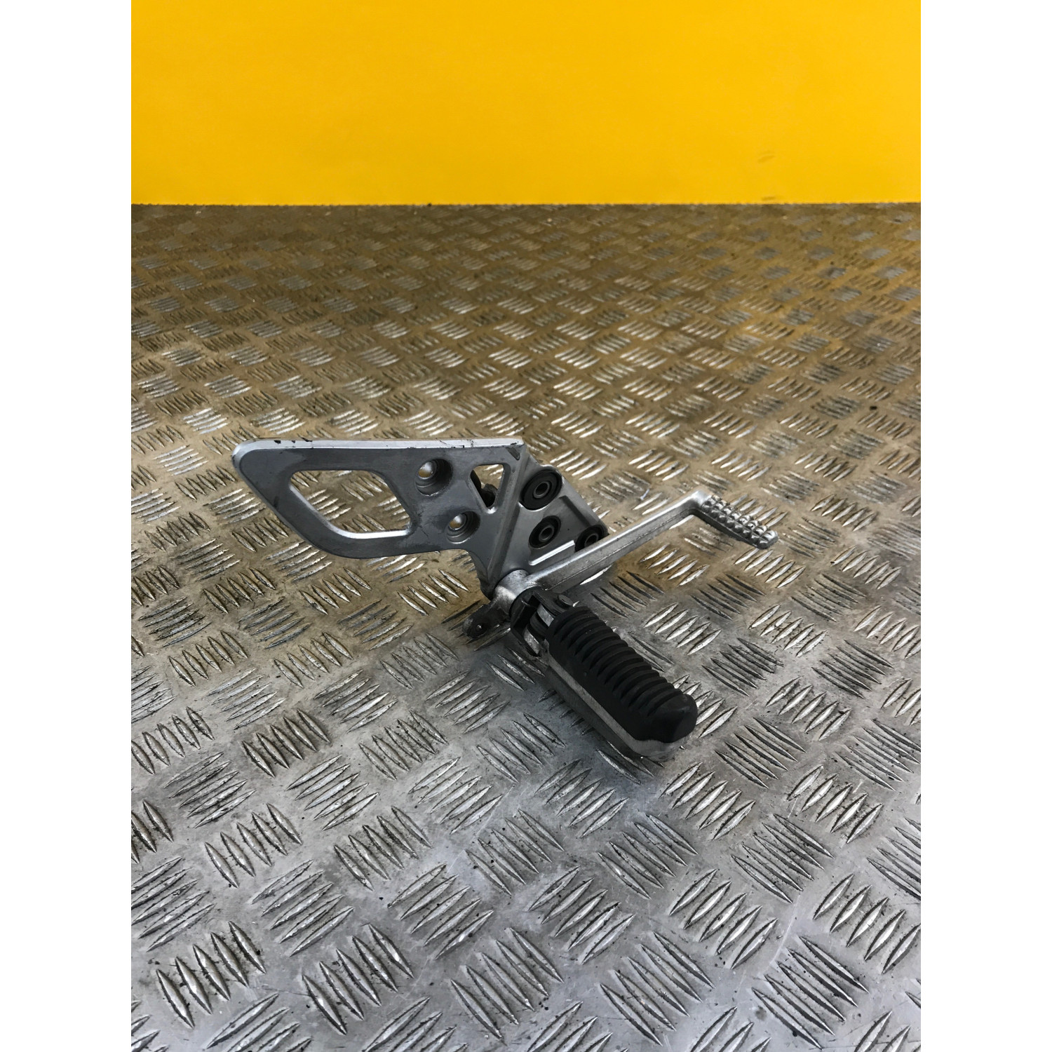 Platine repose pieds avant droite pour SUZUKI BANDIT 650 2005