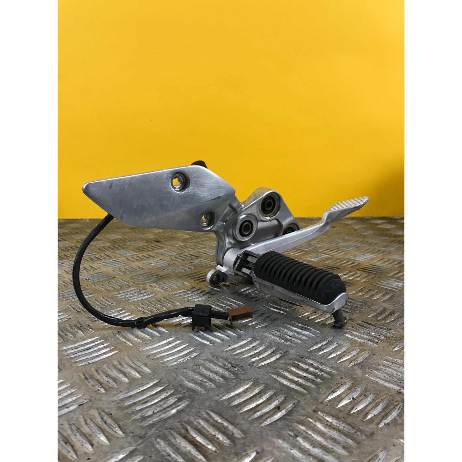 Platine repose pieds avant droite pour YAMAHA FAZER 1000 2001