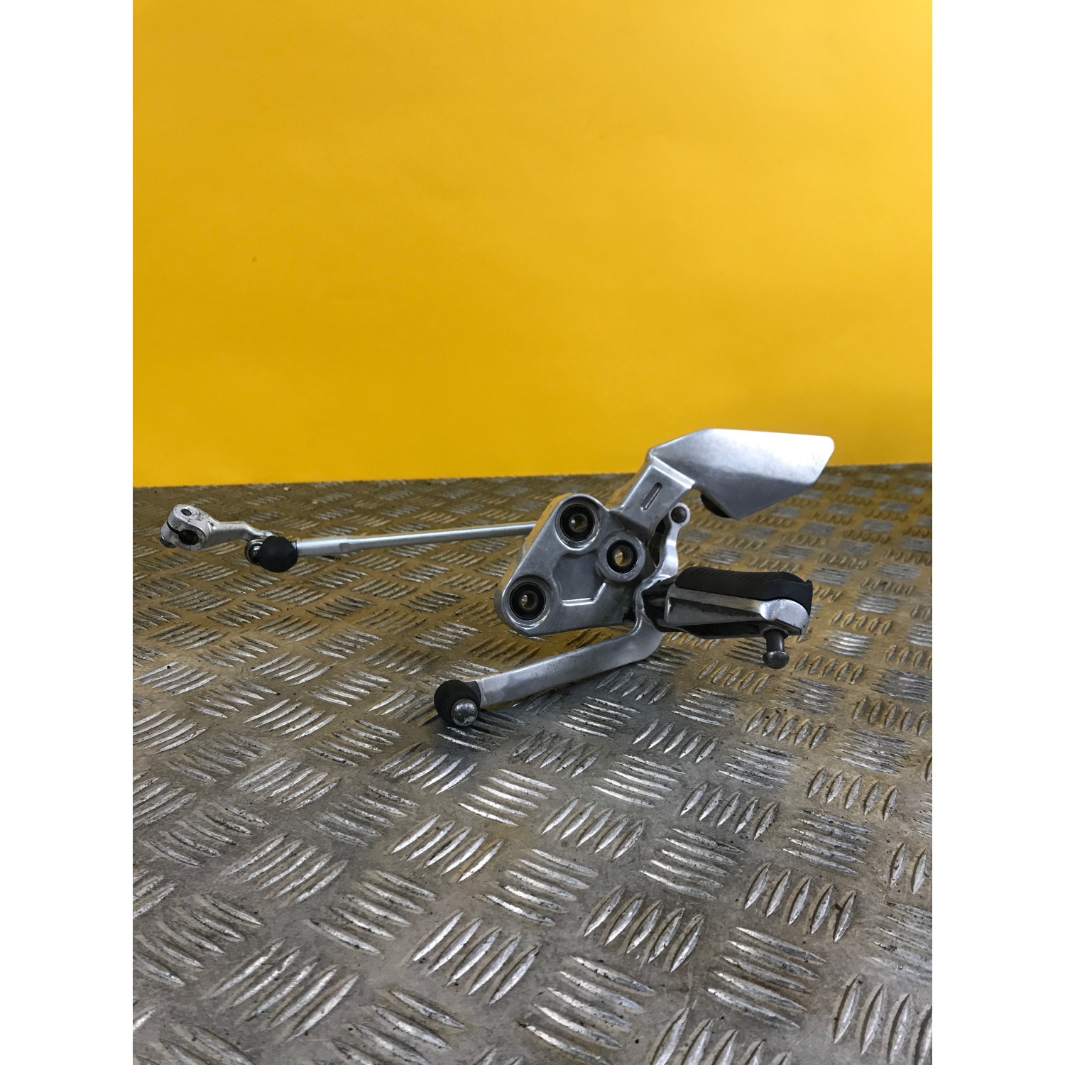 Platine repose pieds avant gauche pour YAMAHA FAZER 1000 2001