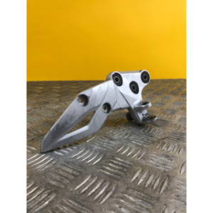Platine repose pieds avant droite pour SUZUKI GSR 750 2014