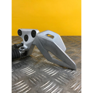 Platine repose pieds avant gauche pour SUZUKI GSR 750 2014