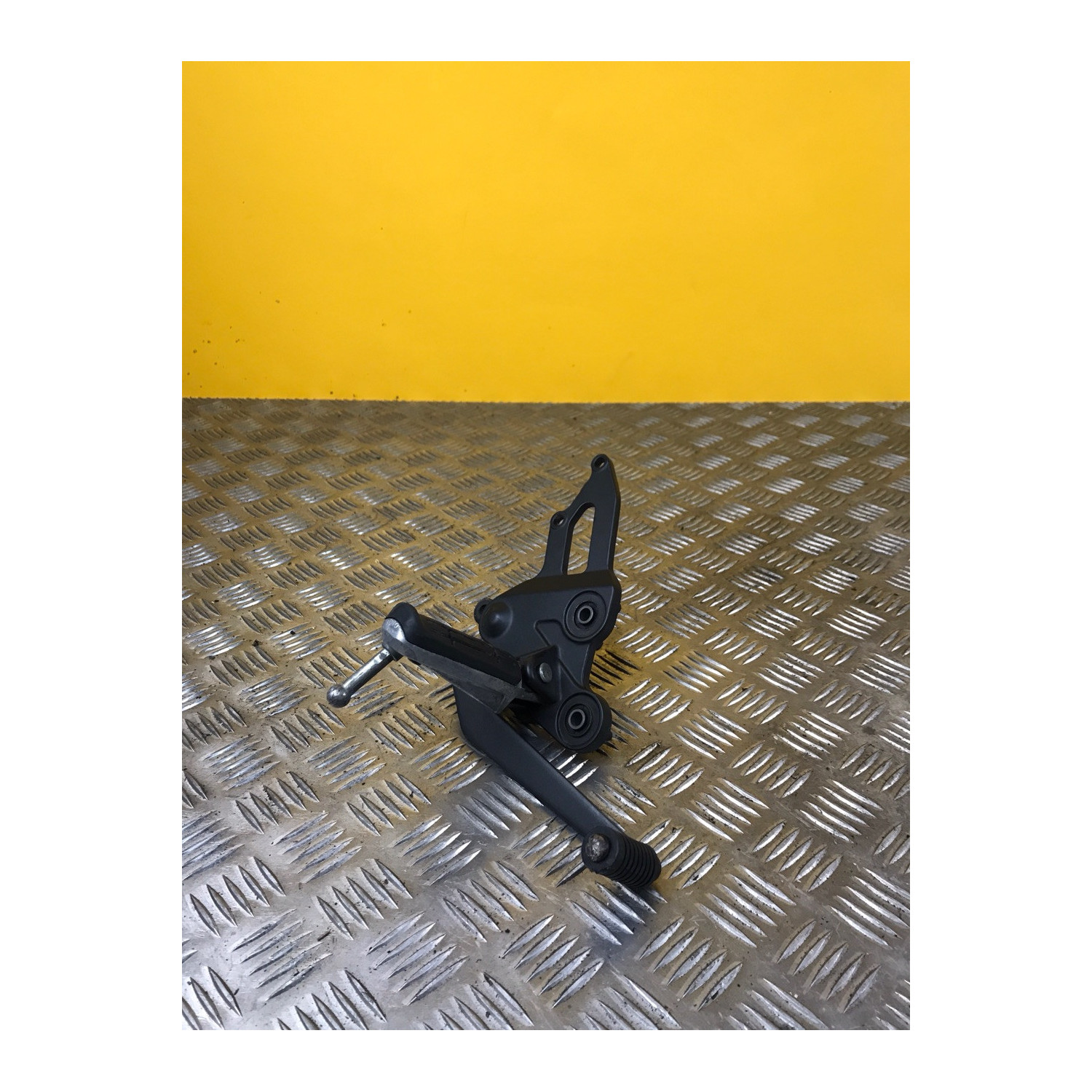 Platine repose pieds avant droite pour YAMAHA MT 07 2020