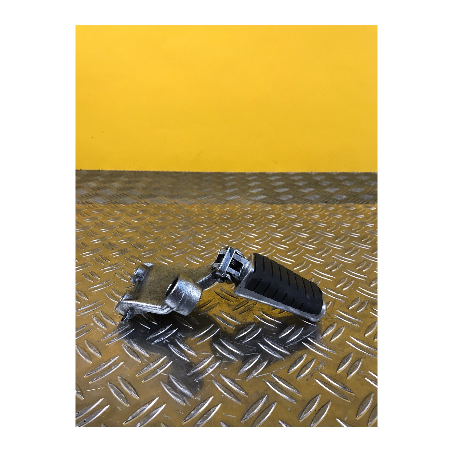 Platine repose pieds avant droite pour YAMAHA VMAX 1200 1999