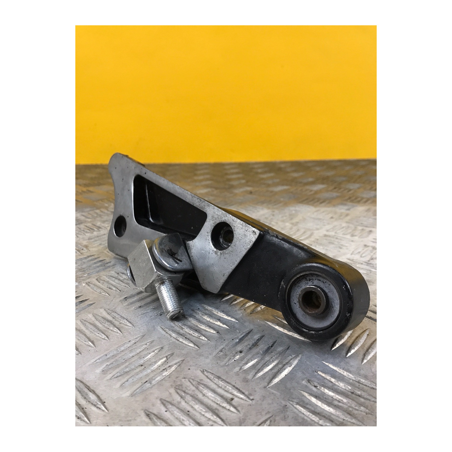Platine repose pieds arrière droite pour YAMAHA VMAX 1200 1999
