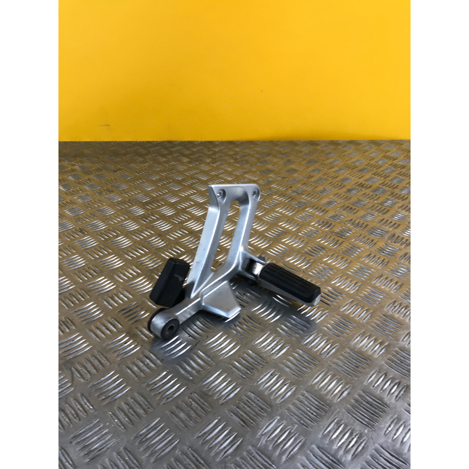 Platine repose pieds arrière droite pour YAMAHA FJR 1300 2004