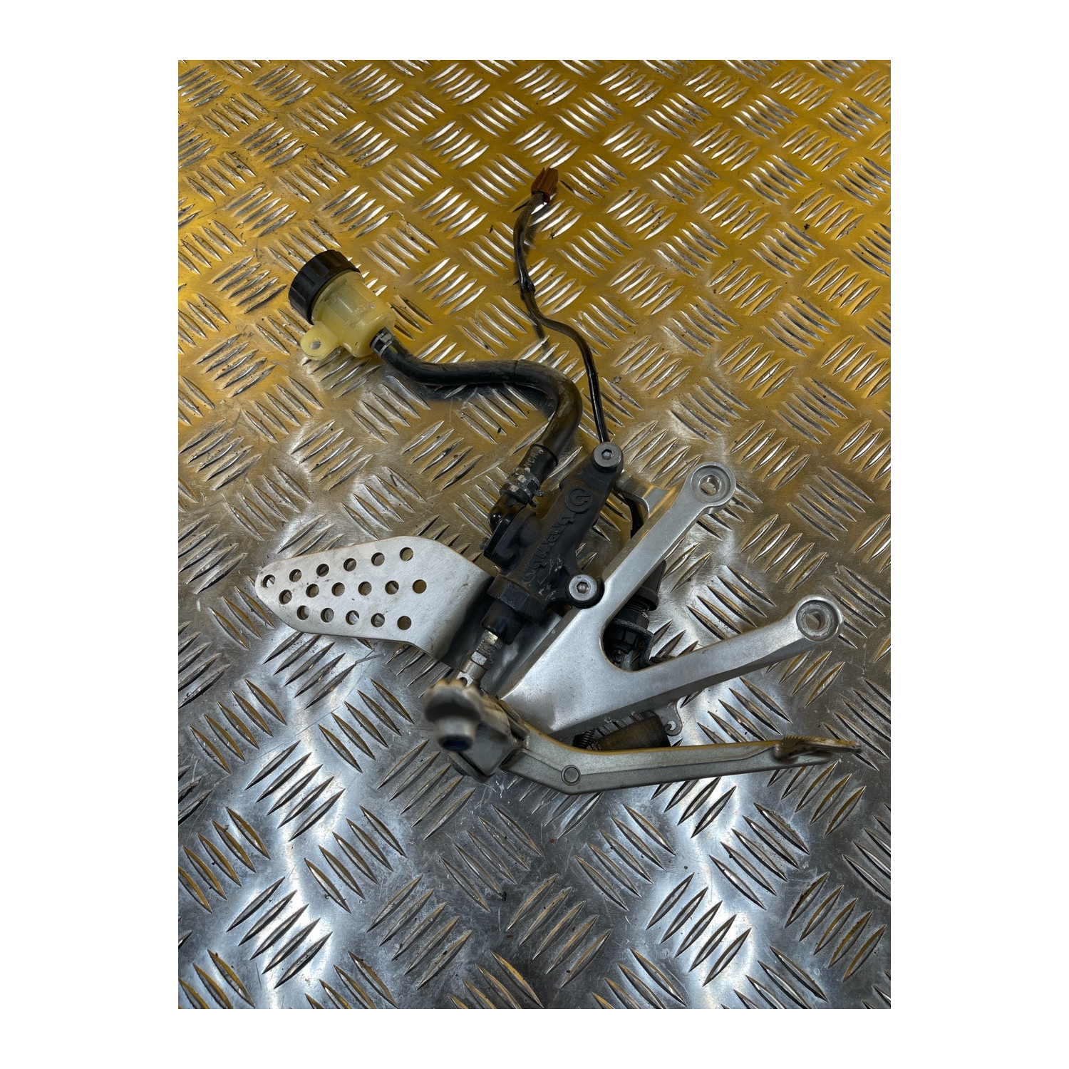 Platine repose pieds avant droite pour YAMAHA R 1 2002