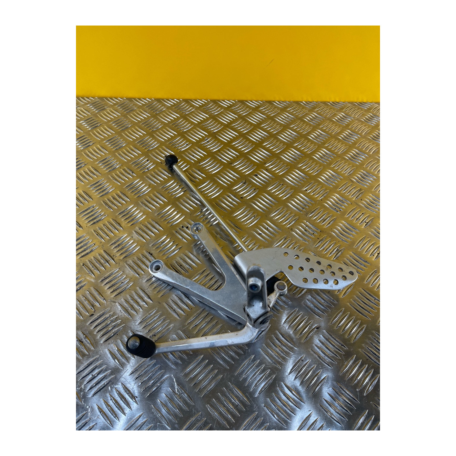 Platine repose pieds avant gauche pour YAMAHA R 1 2002
