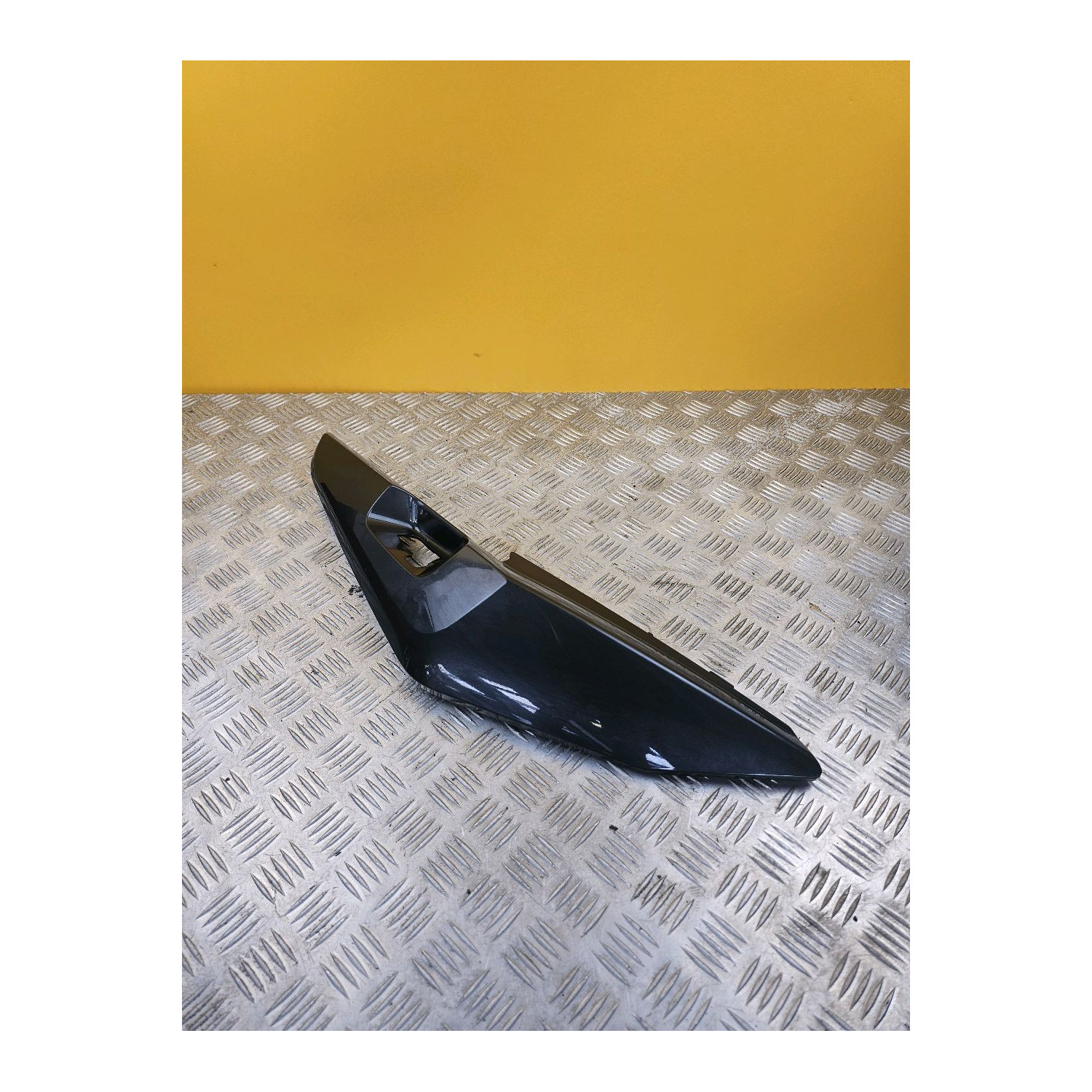 Cache latéral arrière sous selle droit pour BMW K 1600 GT 2013