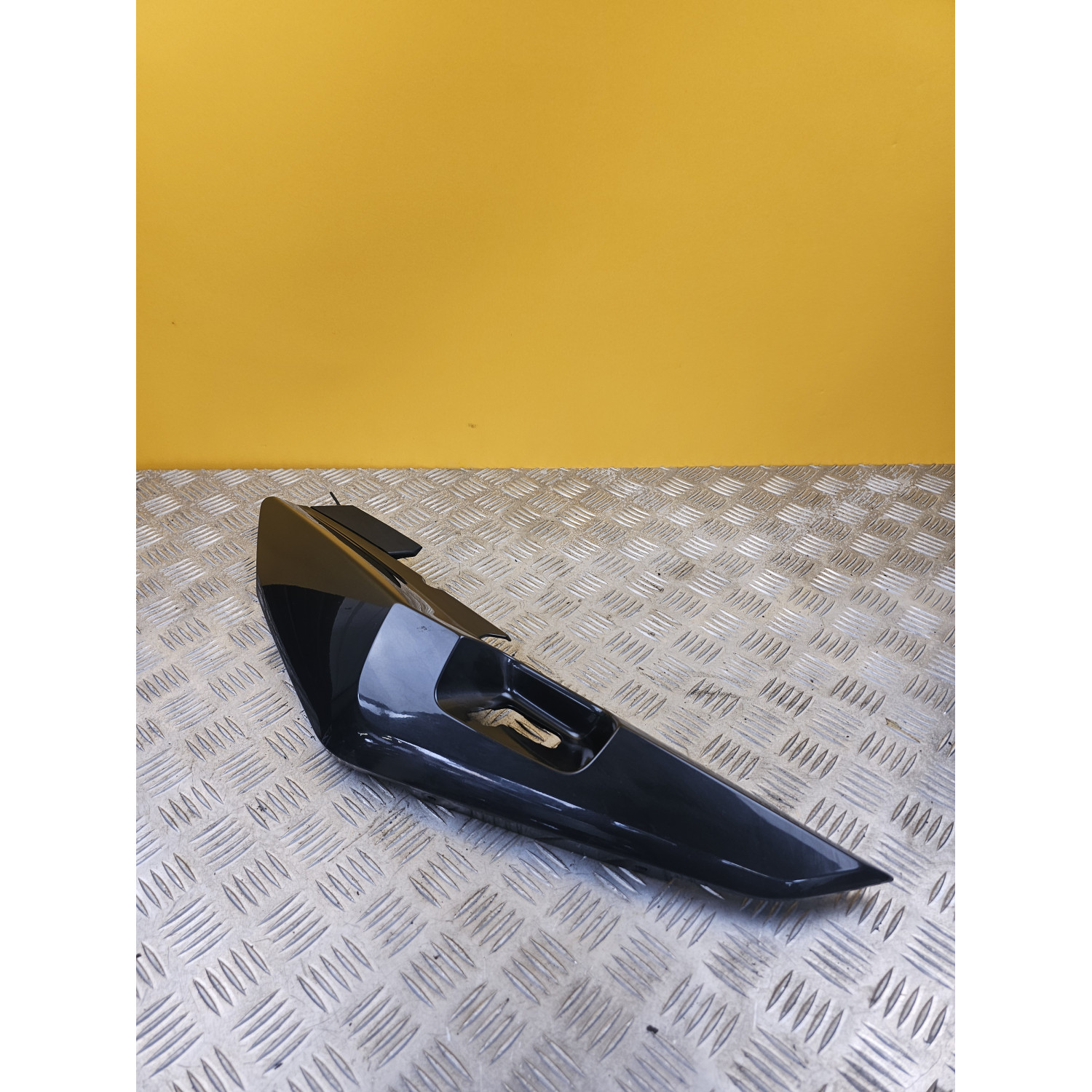 Cache latéral arrière sous selle gauche pour BMW K 1600 GT 2013