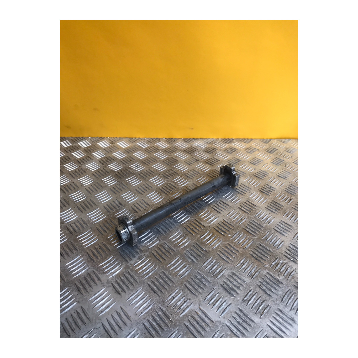 Axe de roue arrière pour KTM DUKE 890 2022