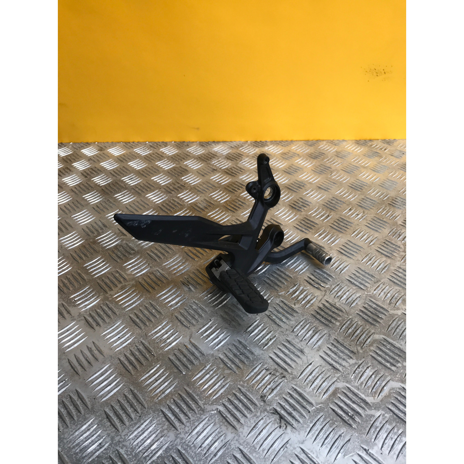 Platine repose pieds avant droite pour KTM DUKE 890 2022