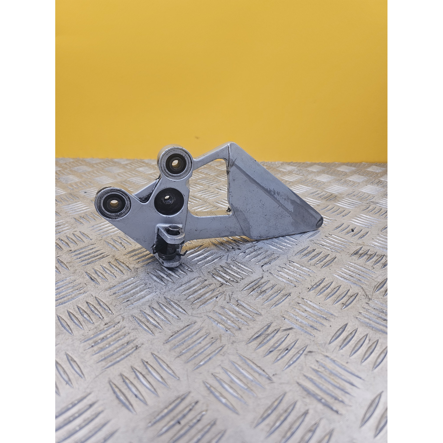 Platine repose pieds avant gauche pour YAMAHA FAZER 600 2004
