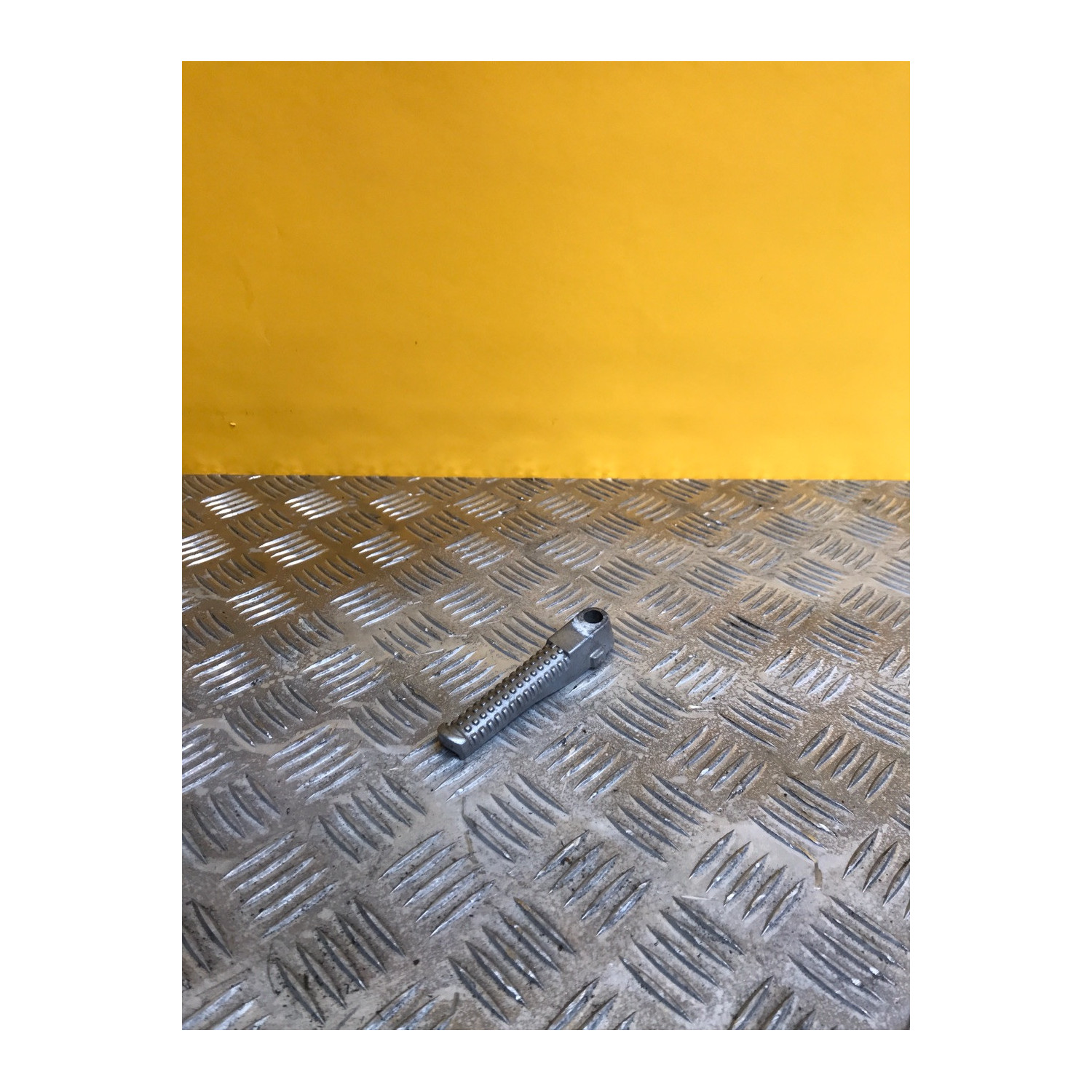 Repose pied arrière droit pour PEUGEOT TKR 50 2006