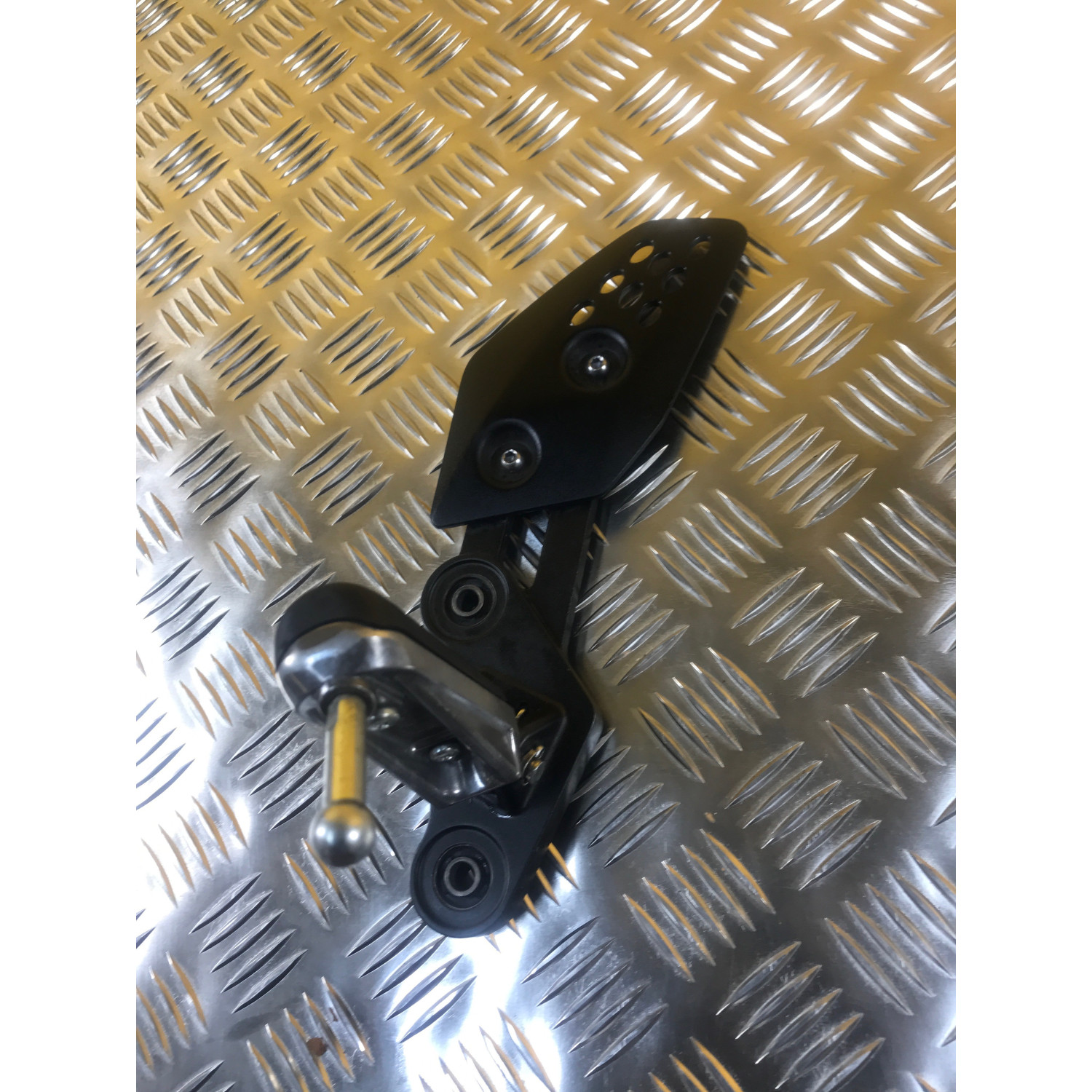 Platine repose pieds avant gauche pour YAMAHA TRACER 7 2020