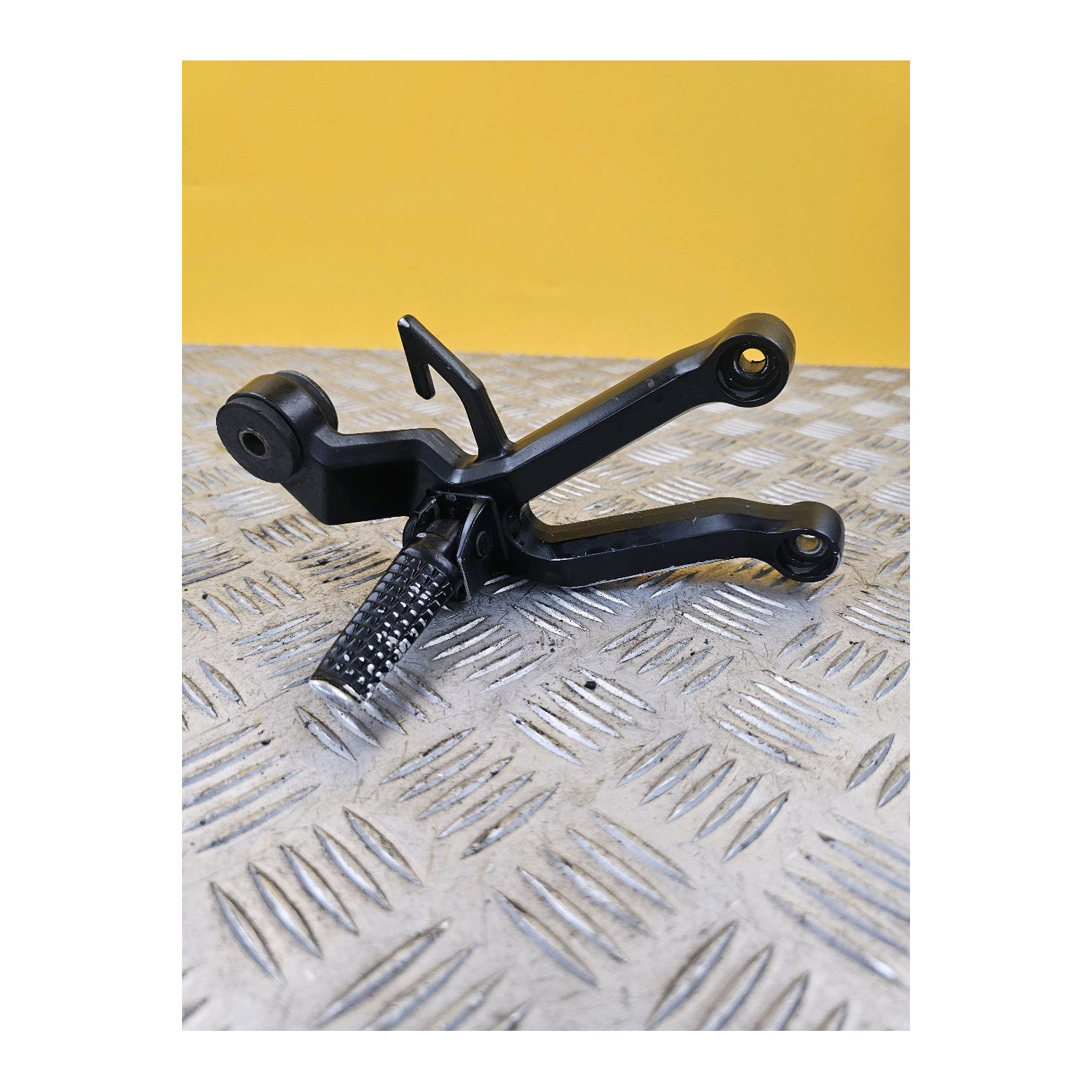 Platine repose pieds arrière droite pour SUZUKI SV 1000 S 2003