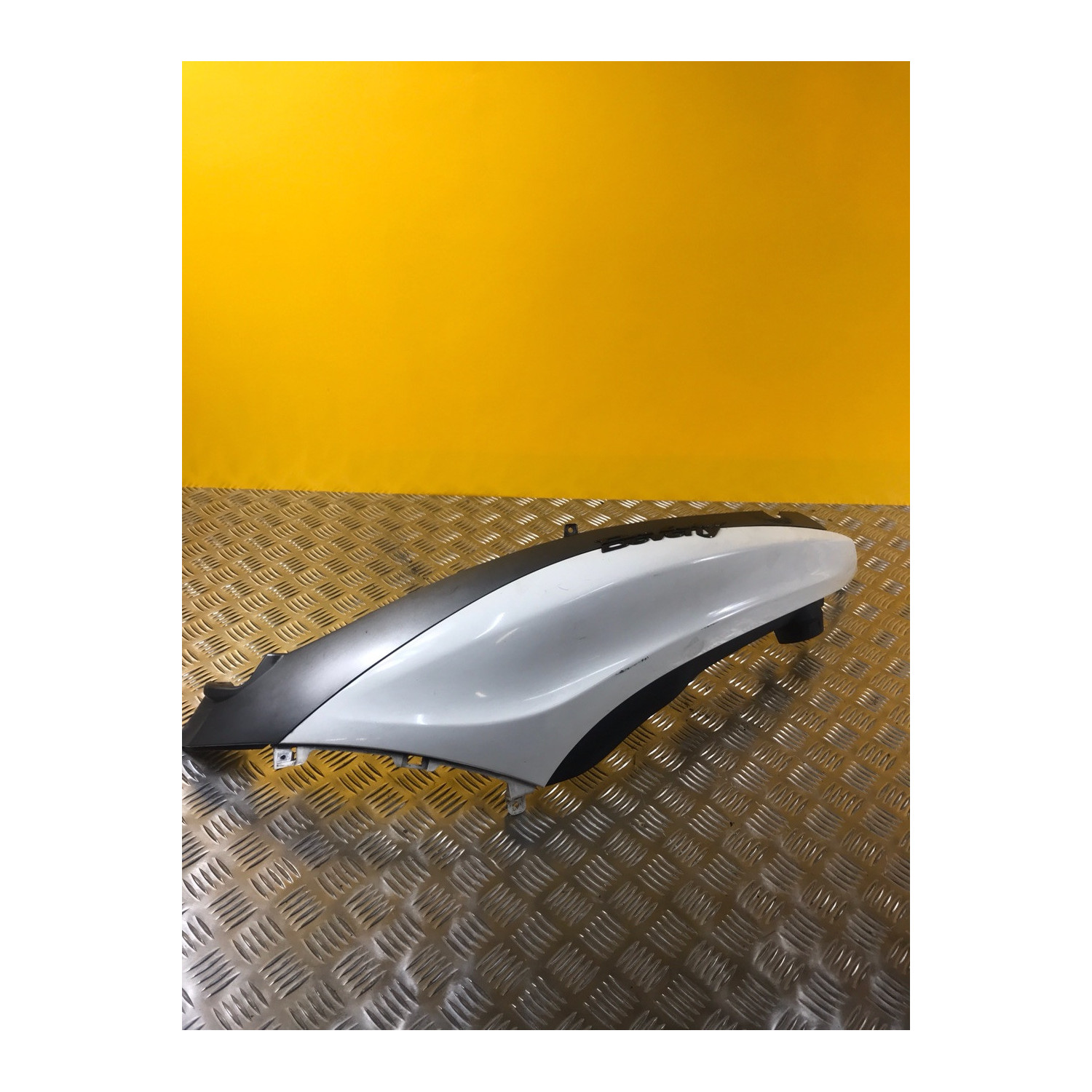 Cache latéral arrière sous selle gauche pour PIAGGIO BEVERLY 2020