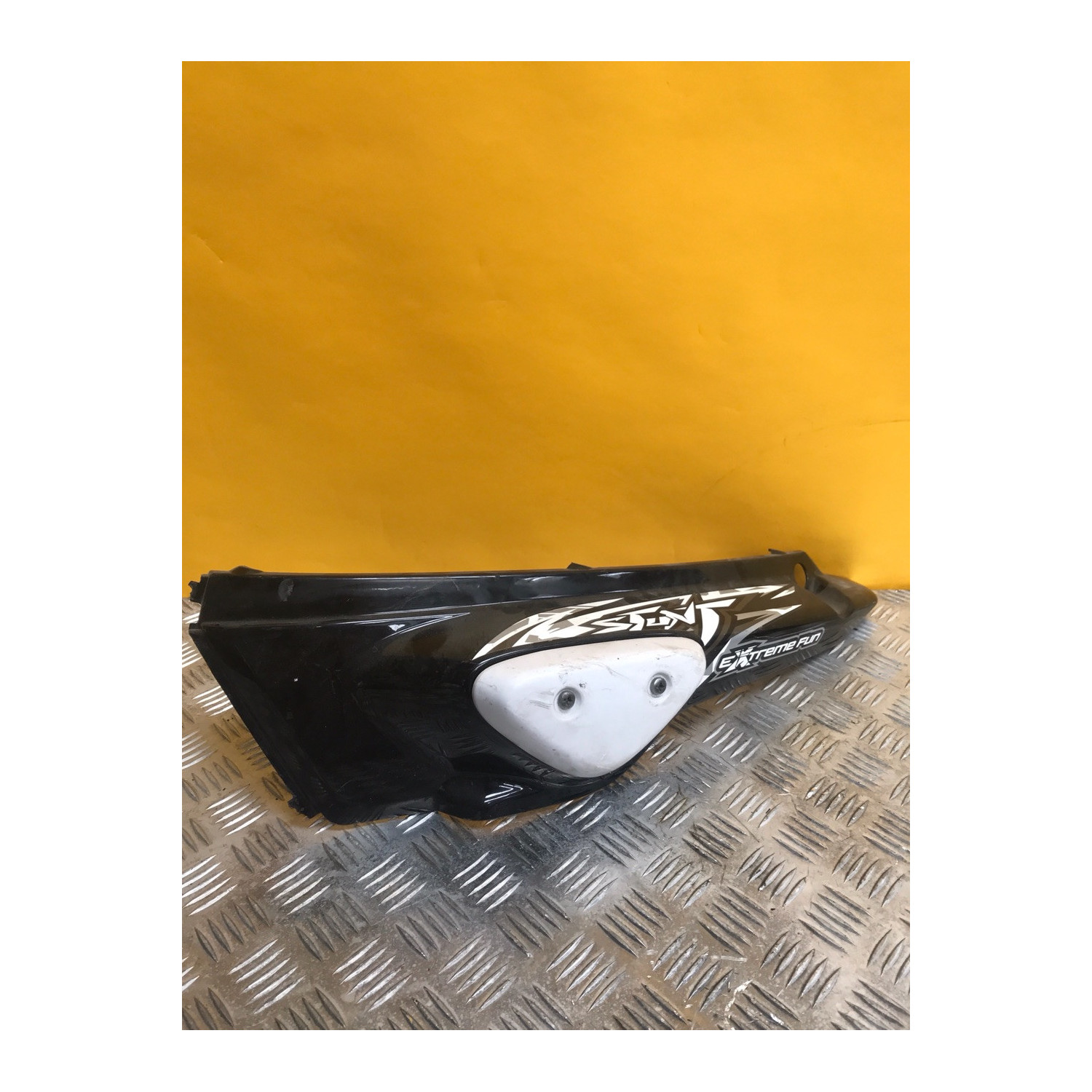 Demi coque arrière gauche pour MBK STUNT 50 2005