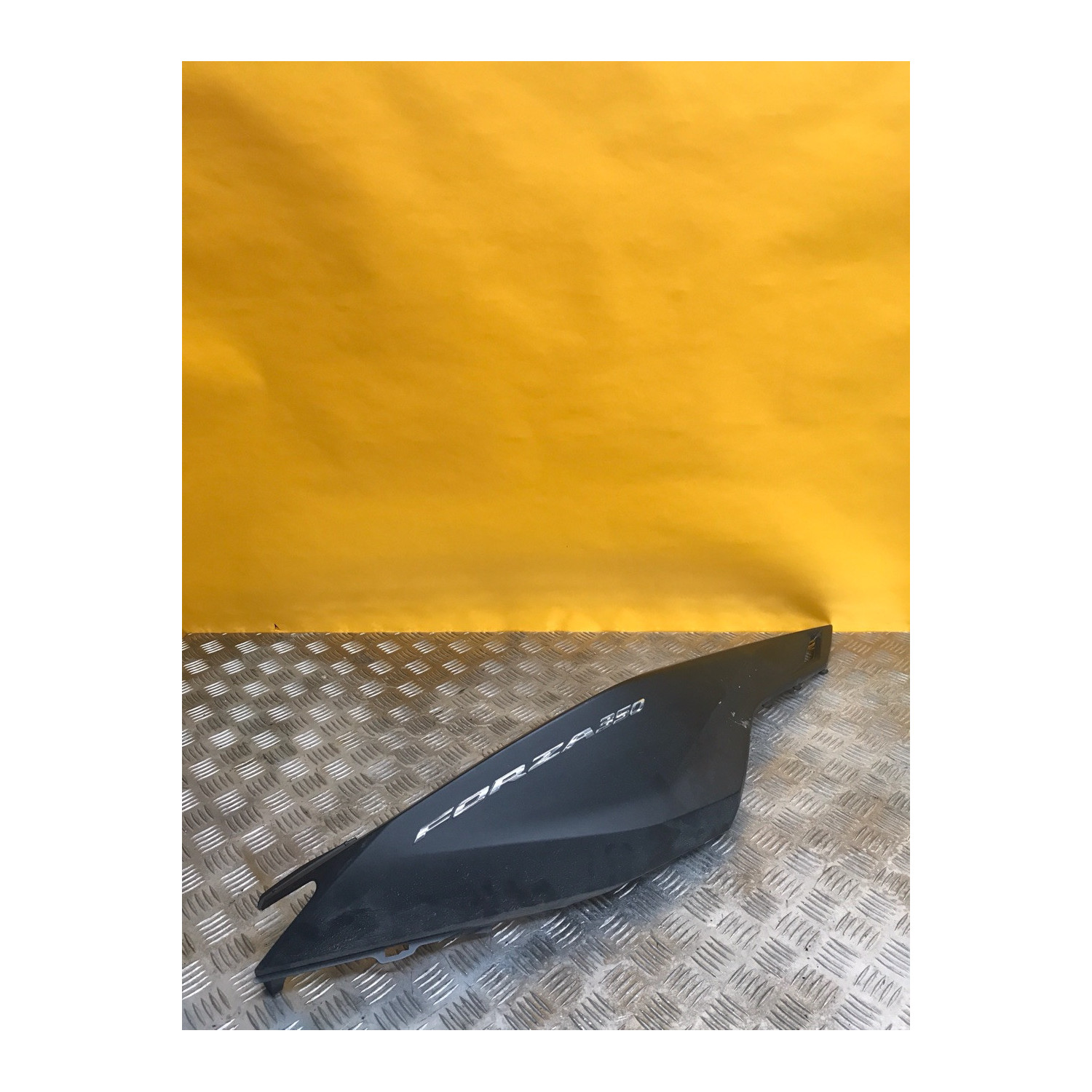 Cache latéral gauche pour HONDA FORZA 350 2023 83500-k1b-t000