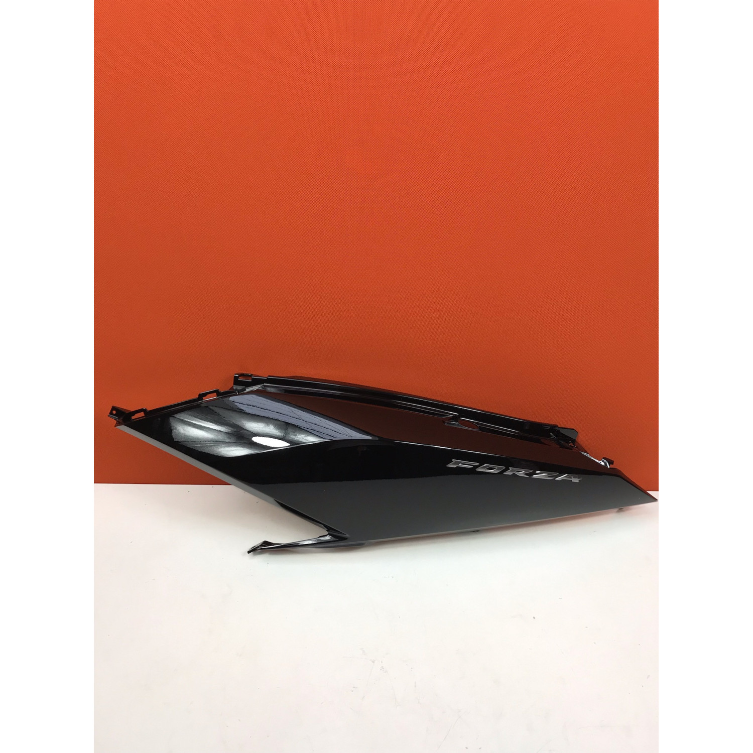Demi coque arrière gauche pour HONDA FORZA 125 83300-K40-F000