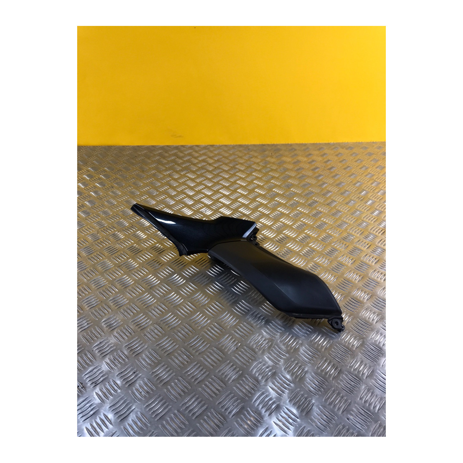 Cache latéral arrière sous selle droit pour KAWASAKI Z 900 2023