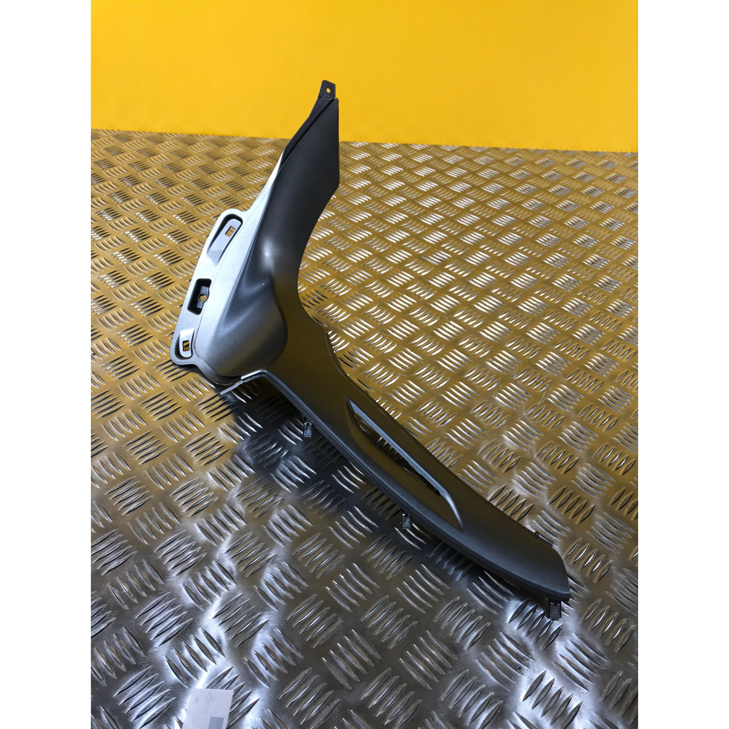 Cache latéral arrière sous selle droit pour PIAGGIO BEVERLY 350 2020