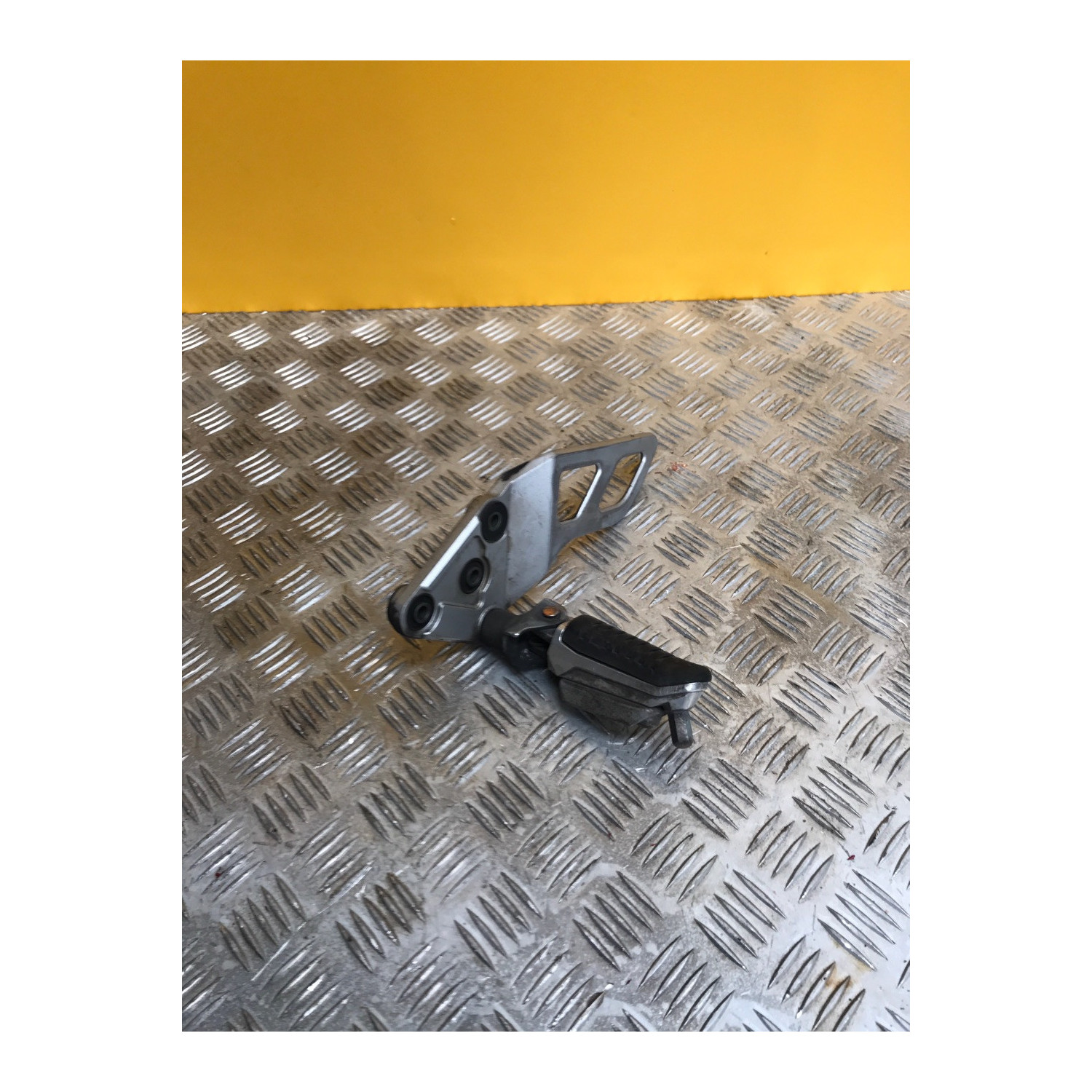 Platine repose pieds arrière gauche pour SUZUKI GSXF 650 2014